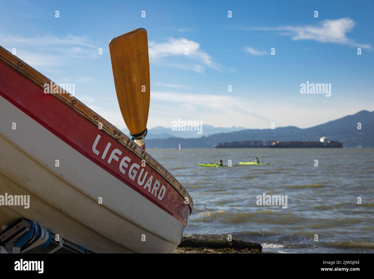 Rettungsschwimmer Boot am Strand. Vancouver BC. Blick auf den schönen Strand mit Rettungsboot. Reisefoto, Platz für Text kopieren, Stockfoto