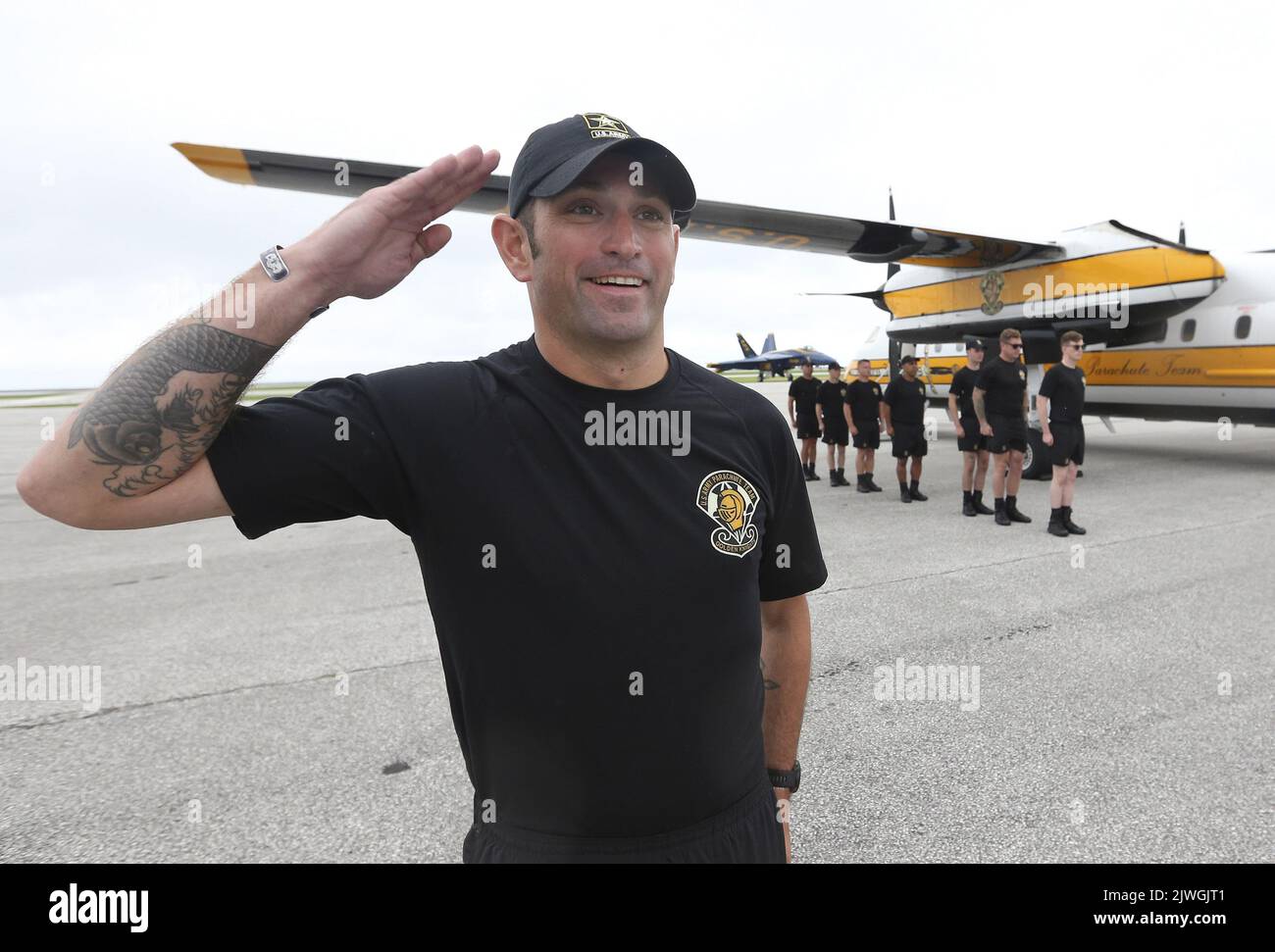 Cleveland, Usa. 05. September 2022. Ein Mitglied des US Army Golden Knights Fallschirmteams übt Einführungen, bevor es am Montag, den 5. September 2022, auf der Cleveland National Air Show in Cleveland, Ohio, auftrat. Foto von Aaron Josefczyk/UPI Credit: UPI/Alamy Live News Stockfoto