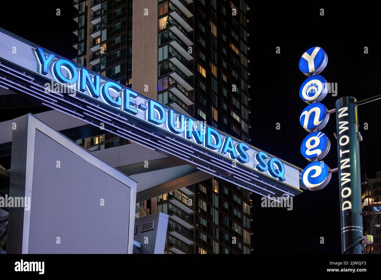 Toronto, Kanada - 2022: Schild für den Yonge-Dundas Square, ein öffentlicher Platz nach dem Vorbild des Times Square, ist einer der belebtesten Kreuzungen in Kanada Stockfoto