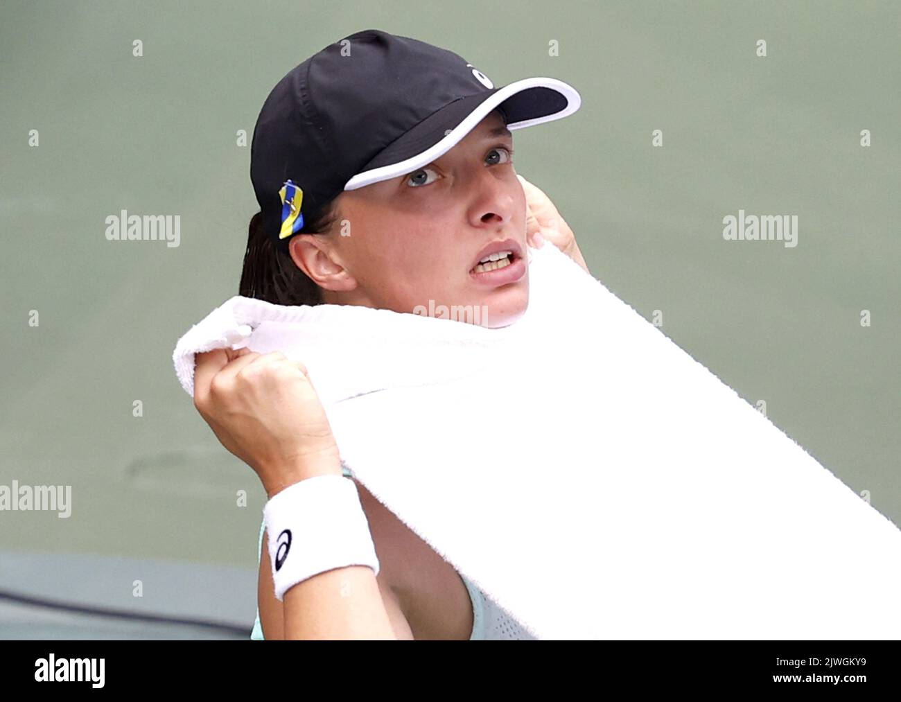 Flushing Meadow, United Gab An. 05. September 2022. IGA Swiatek aus Polen schmeiss ihr ein Handtuch während eines Wechsels in ihrem Spiel gegen Jule Niemeier aus Deutschland bis zum Hals, bevor sie das Spiel in 3 Sätzen in der 4. Runde im Louis Armstrong Stadium bei den US Open Tennis Championships 2022 im Arthur Ashe Stadium AT gewann Das USTA Billie Jean King National Tennis Center in New York City am Montag, den 5. September 2022. Foto von John Angelillo/UPI Credit: UPI/Alamy Live News Stockfoto