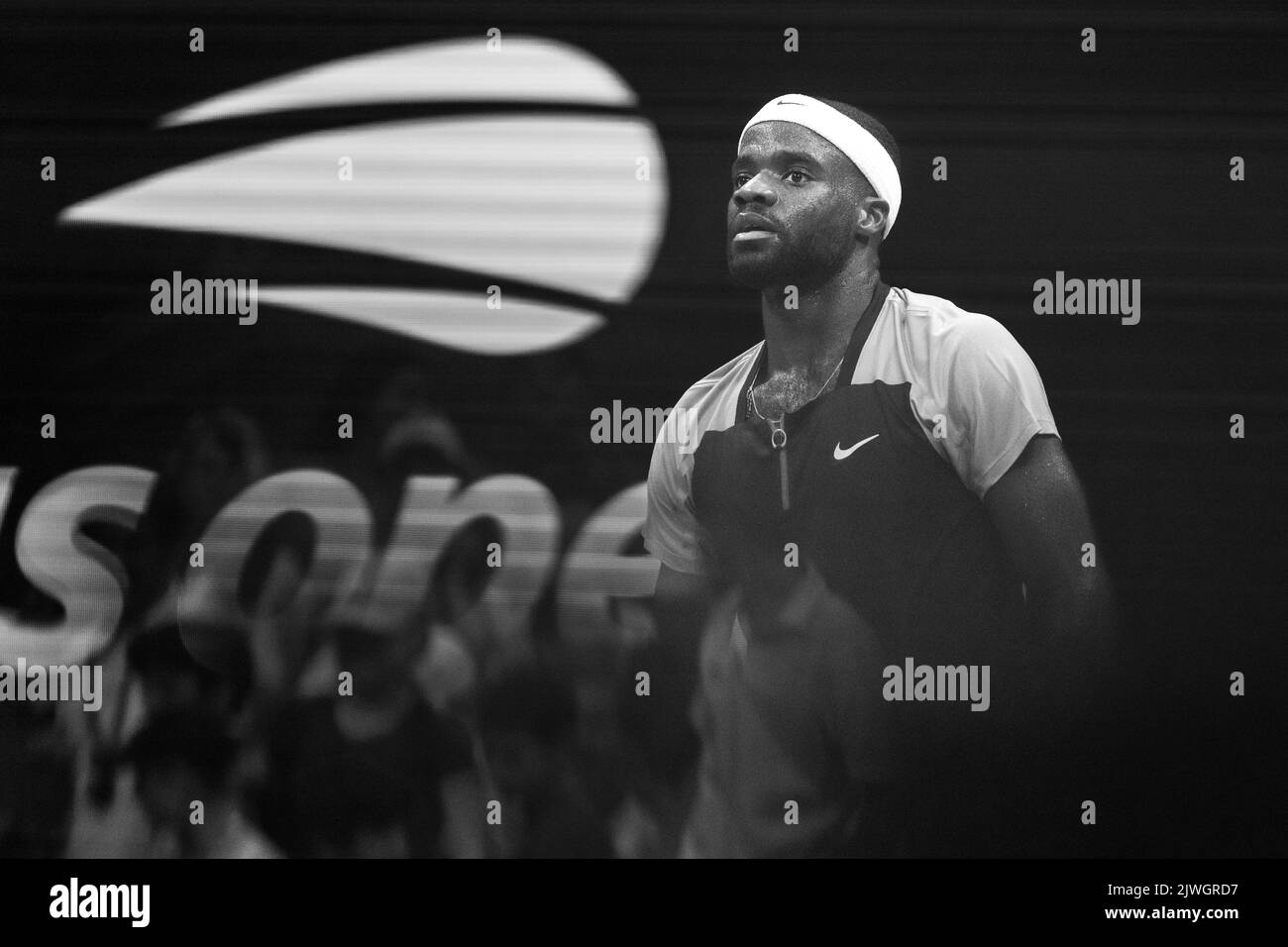 New York, NY - 5. September 2022: Frances Tiafoe aus den USA kehrt während der 4.. Runde der US Open Championships gegen Rafael Nadal aus Spanien im USTA Billie Jean King National Tennis Center den Ball zurück Stockfoto