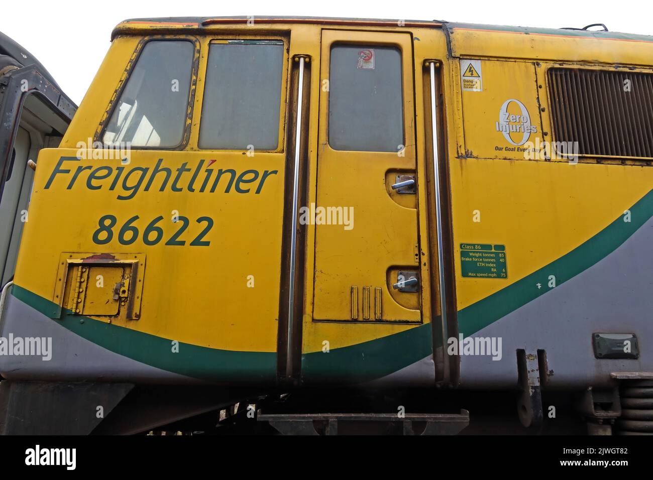 British Rail Klasse 86 AL6 – gelber Freightliner 86622-Elektromotor in Crewe, Cheshire, England, Großbritannien, gebaut 1960er Stockfoto