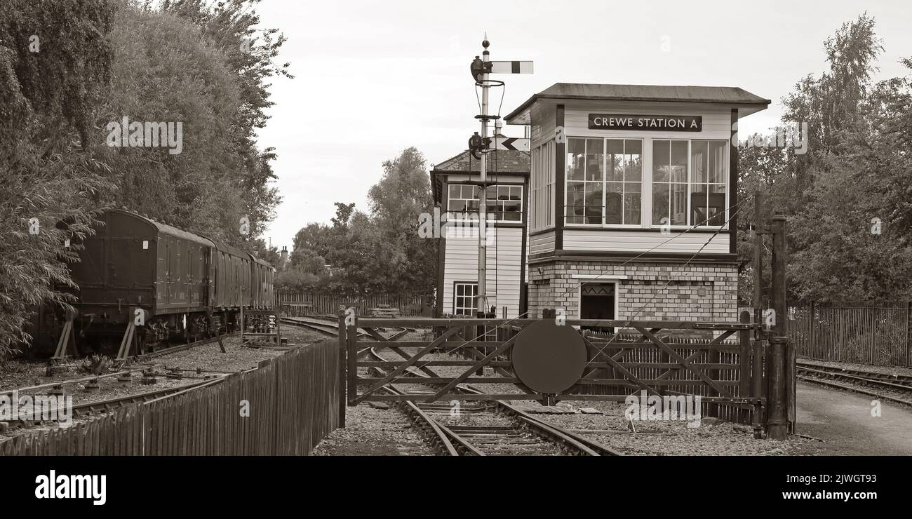 Sepia traditionelles viktorianisches Eisenbahnzeichen und rollendes Material am Bahnhof Crewe A in Cheshire, England, Großbritannien, CW1 2DB, In Sepia Stockfoto