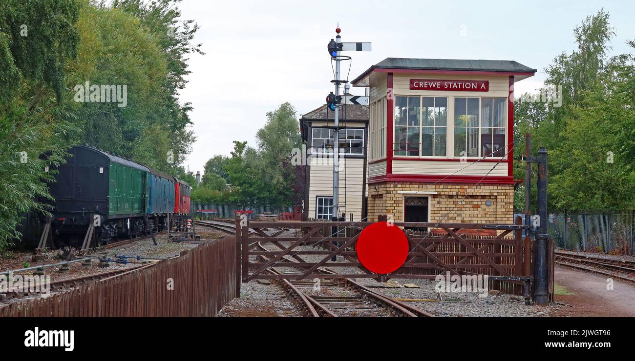 Traditionelles viktorianisches Eisenbahnzeichen und Waggons, Crewe Station A, in Cheshire, England, Großbritannien, CW1 2DB Stockfoto