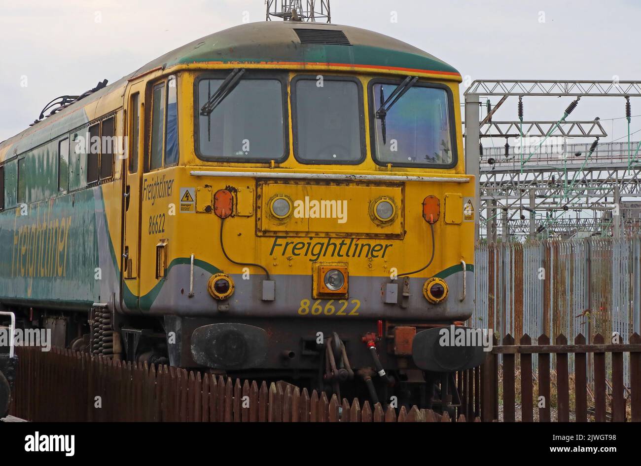 Vorderseite des British Rail Cab der Klasse 86 AL6 – gelber Freightliner 86622-Elektromotor in Crewe, Cheshire, England, Großbritannien, gebaut 1960er Stockfoto