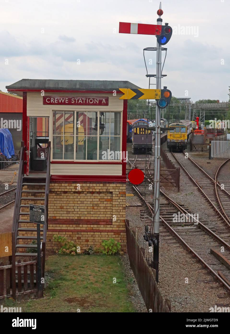 Traditionelles viktorianisches Bahnschild, Crewe Station A, in Cheshire, England, Großbritannien, CW1 2DB Stockfoto