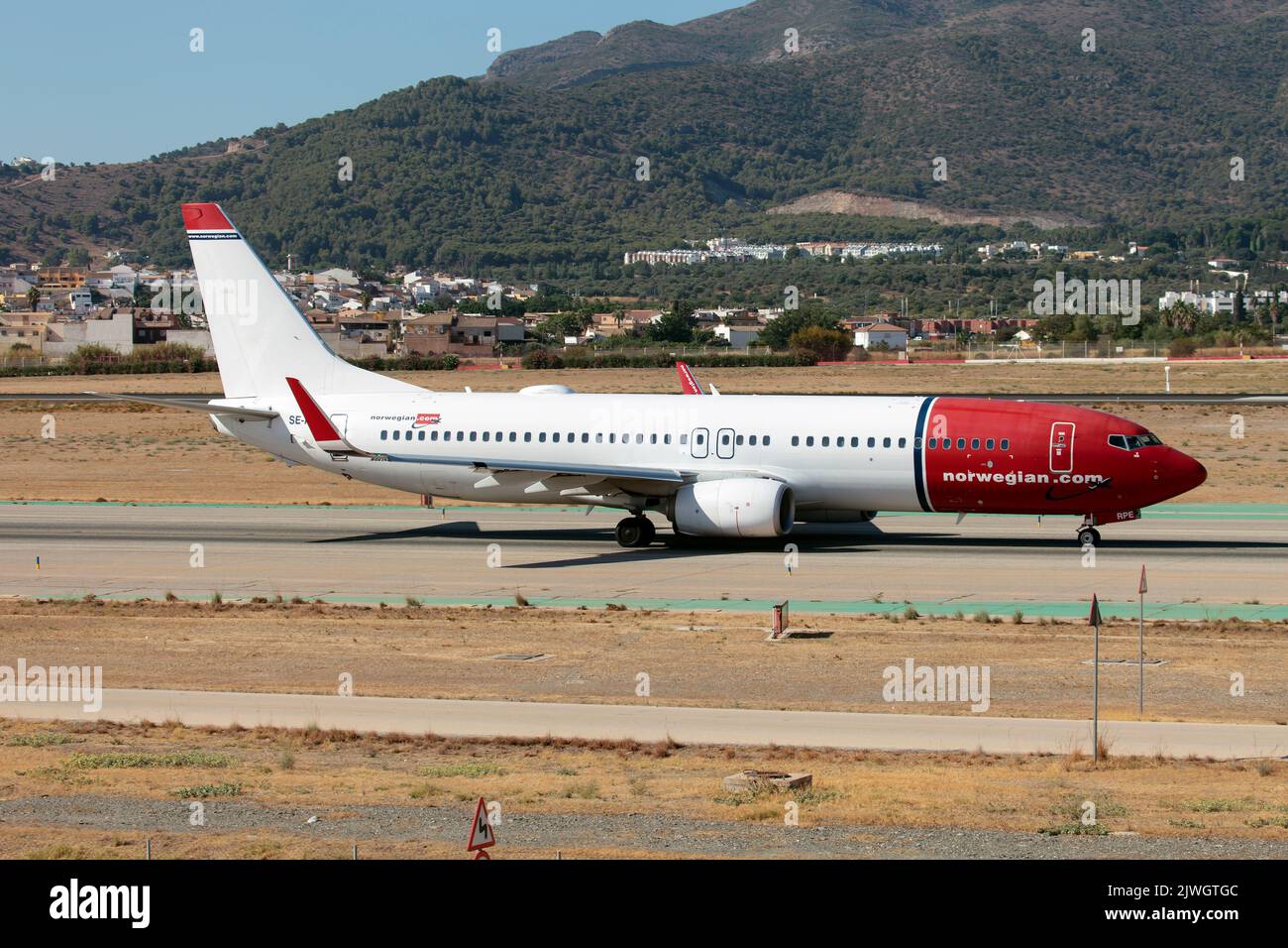 Eine norwegische Boeing 737-800 rollt am Flughafen Malaga Costa del Sol.Norwegian Air Shuttle ist eine norwegische Low-Cost-Fluggesellschaft und Norwegens größte Fluggesellschaft. Sie ist nach Wizz Air, easyJet und Ryanair die viertgrößte Low-Cost-Fluggesellschaft in Europa, die zweitgrößte Fluggesellschaft Skandinaviens und die neuntgrößte Fluggesellschaft in Europa hinsichtlich der Passagierzahlen. Stockfoto