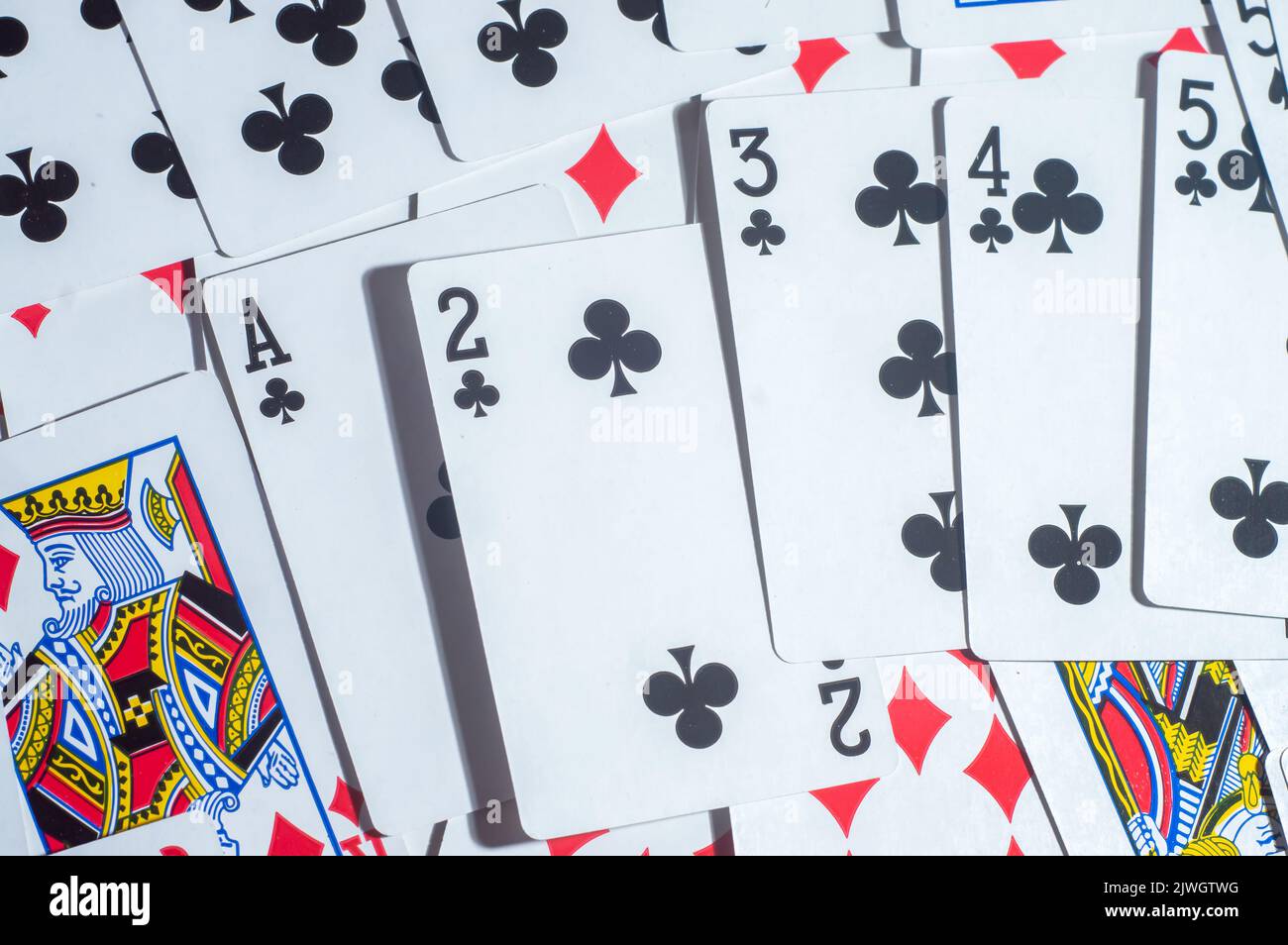 Casino Karten Poker Blackjack, Hand hält Pokerchips mit Kopierraum und Deck Karte Hintergrund. Stockfoto