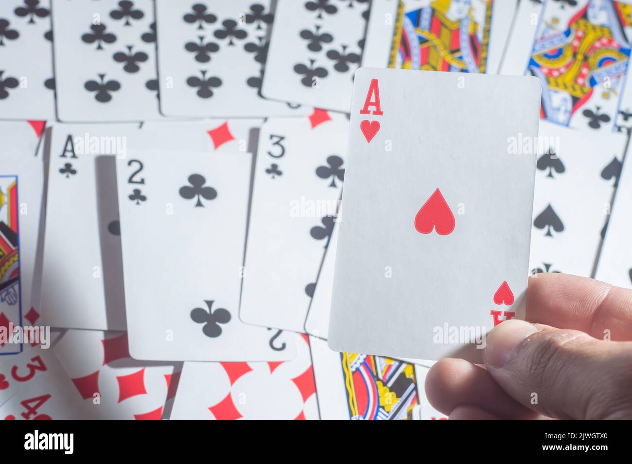 Casino Karten Poker Blackjack, Hand hält Pokerchips mit Kopierraum und Deck Karte Hintergrund. Stockfoto