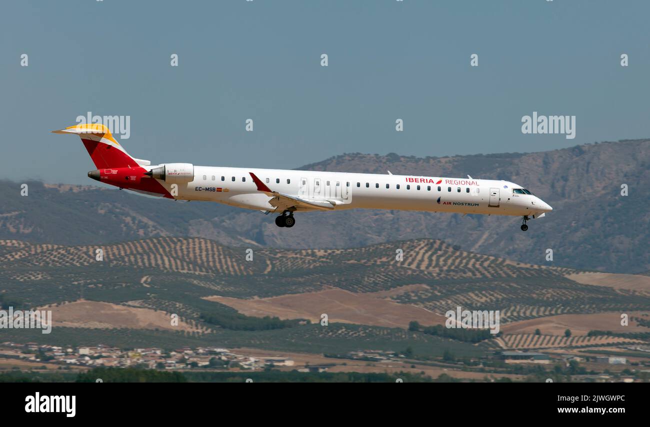 Granada, Spanien. 20. August 2022. An Iberia Regional (Air Nostrum) Bombardier CRJ-1000, der kurz vor der Landung auf dem Flughafen Granada/Jaén Federico García Lorca steht.die Bombardier CRJ700, CRJ900 und CRJ1000 sind eine Familie regionaler Jet-Flugzeuge, die zwischen 1999 und 2020 vom kanadischen Transportkonzern Bombardier (ehemals Canadair) entworfen und hergestellt wurden. Das CRJ-Programm wurde 2020 vom japanischen Konzern Mitsubishi Heavy Industries übernommen, der die Produktion des Flugzeugs beendete. (Foto: Fabrizio Gandolfo/SOPA Images/Sipa USA) Quelle: SIPA USA/Alamy Live News Stockfoto