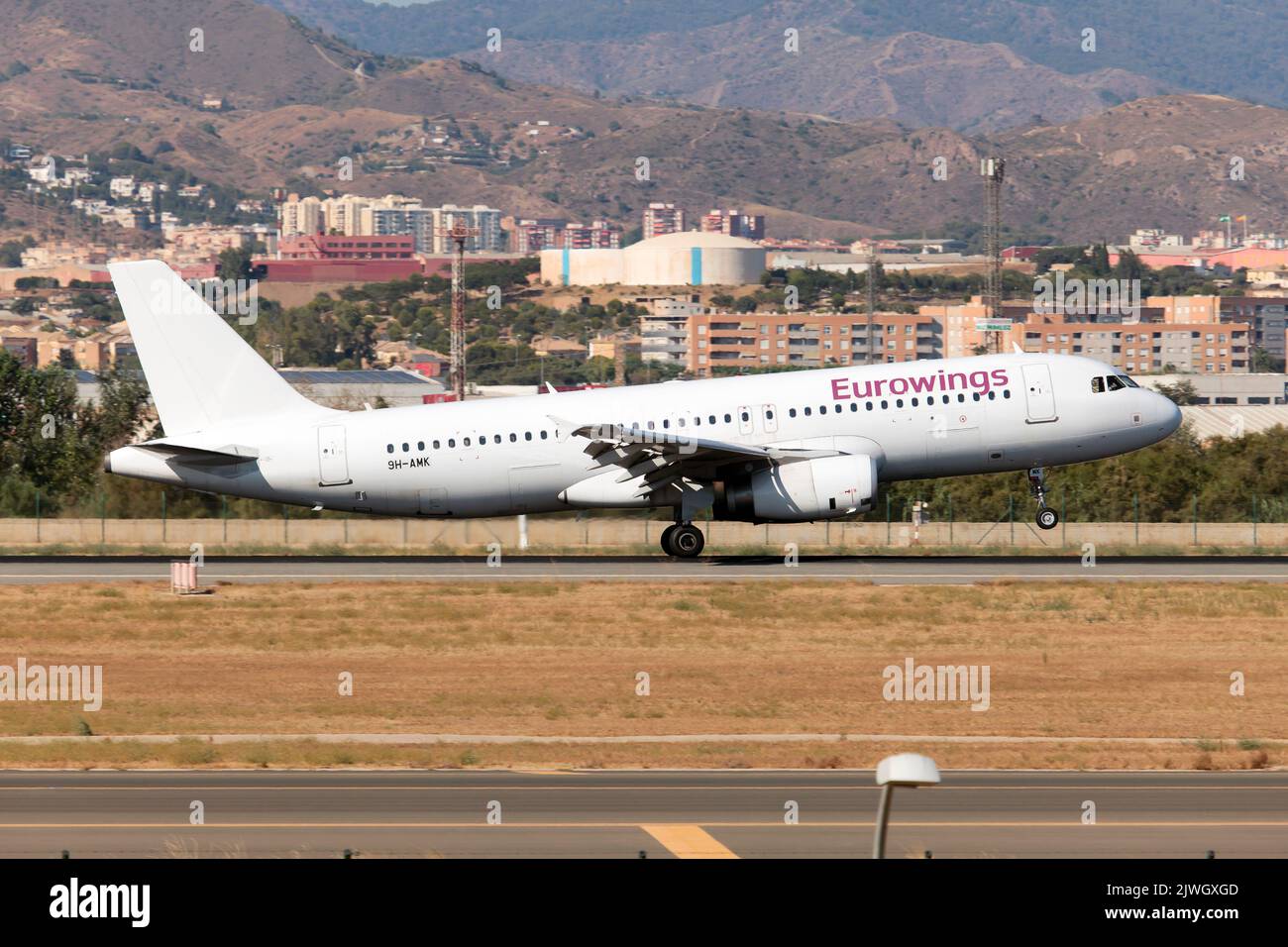 Malaga, Spanien. 21. August 2022. Ein Eurowings (Avion Express Malta) Airbus 320, der am Flughafen Malaga Costa del sol landet.Avion Express Malta ist ein ACMI- und Charterdienst für Linien- und Charterfluggesellschaften sowie Reiseveranstalter. ACMI-Leasing ist eine Vereinbarung zwischen zwei Fluggesellschaften, bei der der Leasinggeber zustimmt, dem Leasingnehmer ein Flugzeug, eine Besatzung, eine Wartung und eine Versicherung (ACMI) zu bieten. (Foto: Fabrizio Gandolfo/SOPA Images/Sipa USA) Quelle: SIPA USA/Alamy Live News Stockfoto