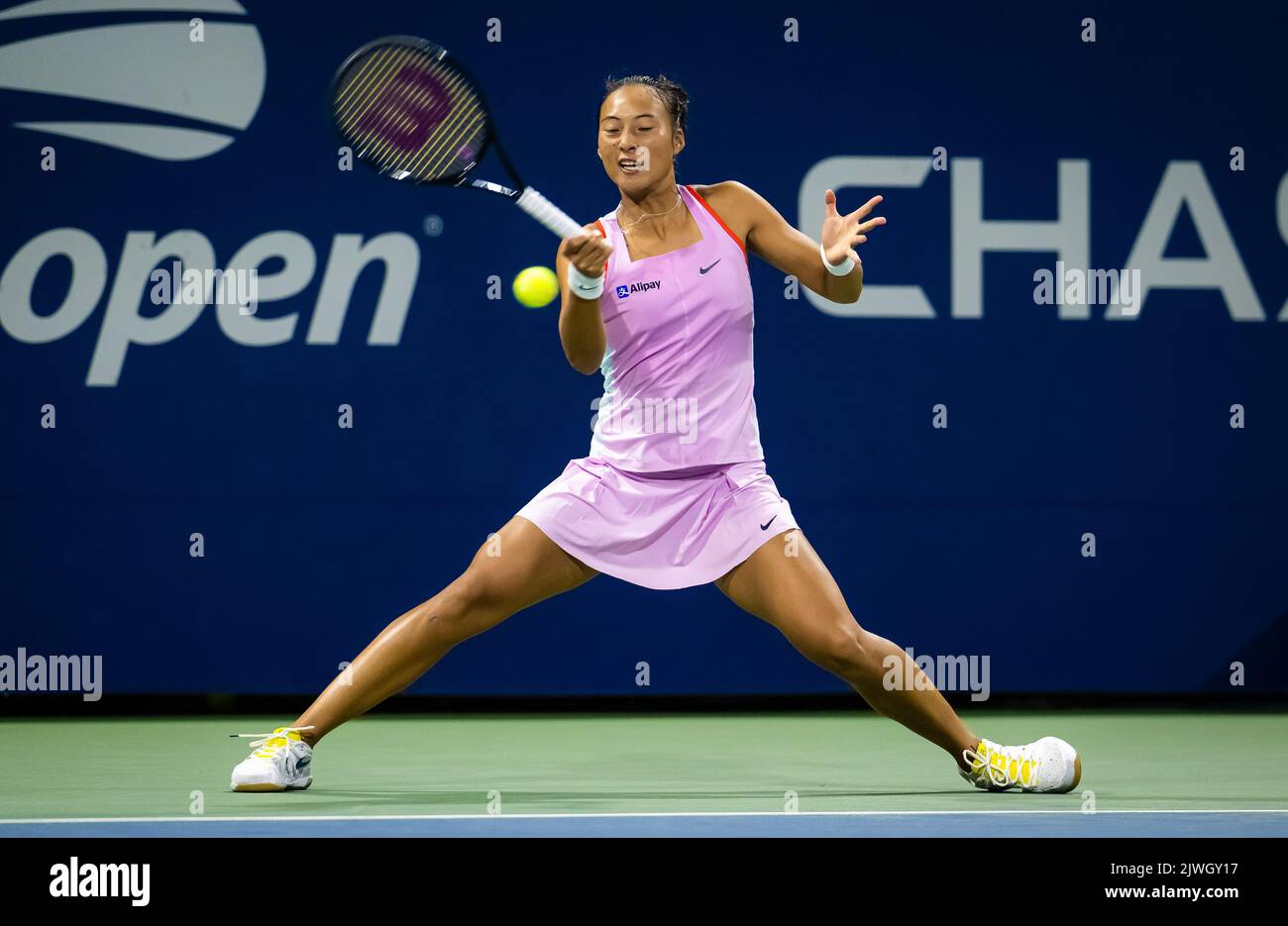 Qinwen Zheng aus China am 6. Tag der US Open 2022, 4. Grand Slam Tennisturnier der Saison am 4. September 2022 im USTA National Tennis Center in New York, USA - Foto: Rob Prange/DPPI/LiveMedia Stockfoto