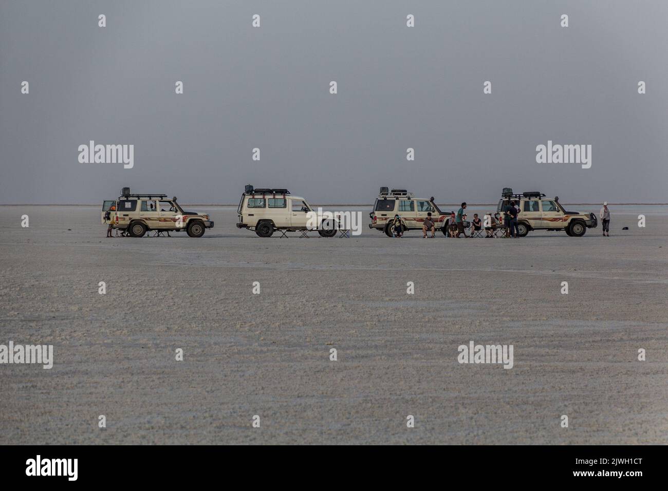 DANAKIL, ÄTHIOPIEN - 24. MÄRZ 2019: Touristenfahrzeuge in der Salzebene in der Danakil-Depression, Äthiopien. Stockfoto