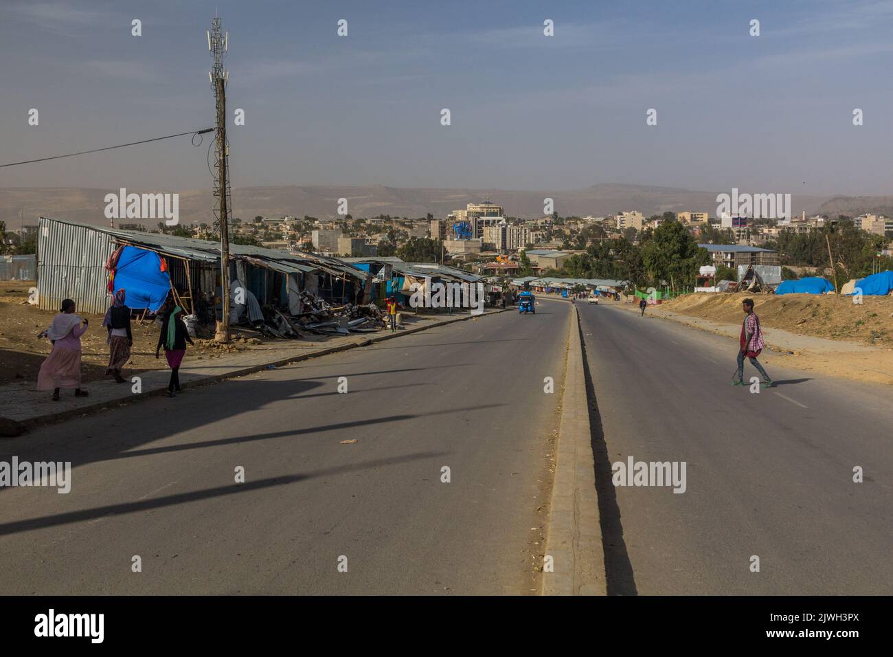 MEKELE, ÄTHIOPIEN - 27. MÄRZ 2019: Blick auf eine Straße in Mekele, Äthiopien Stockfoto