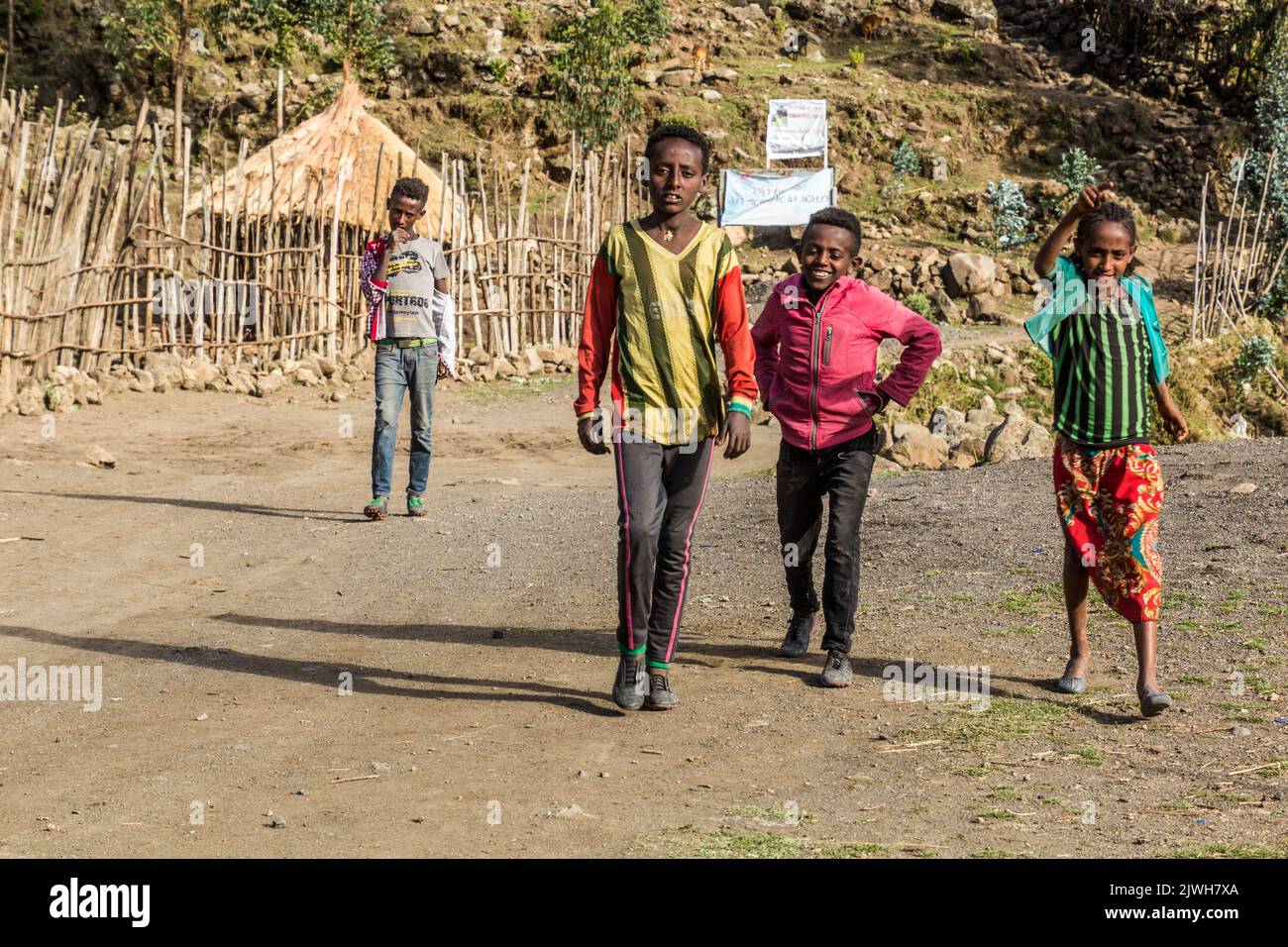 LALIBELA, ÄTHIOPIEN - 30. MÄRZ 2019: Kinder auf einer Landstraße in der Nähe von Lalibela, Äthiopien Stockfoto