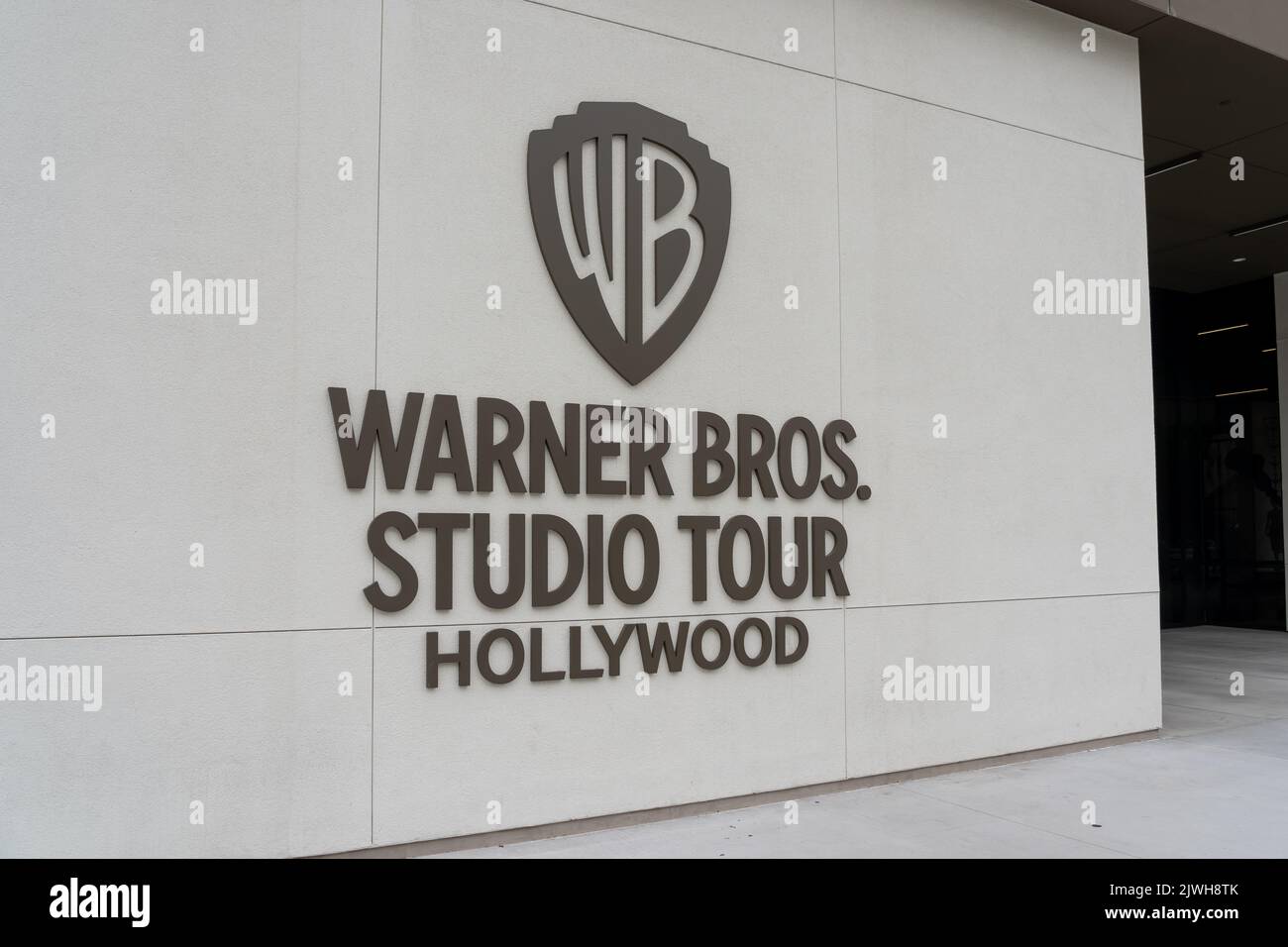 Das Schild für Warner Bros Studio Tour Hollywood wird gezeigt, Burbank, CA, USA. Stockfoto
