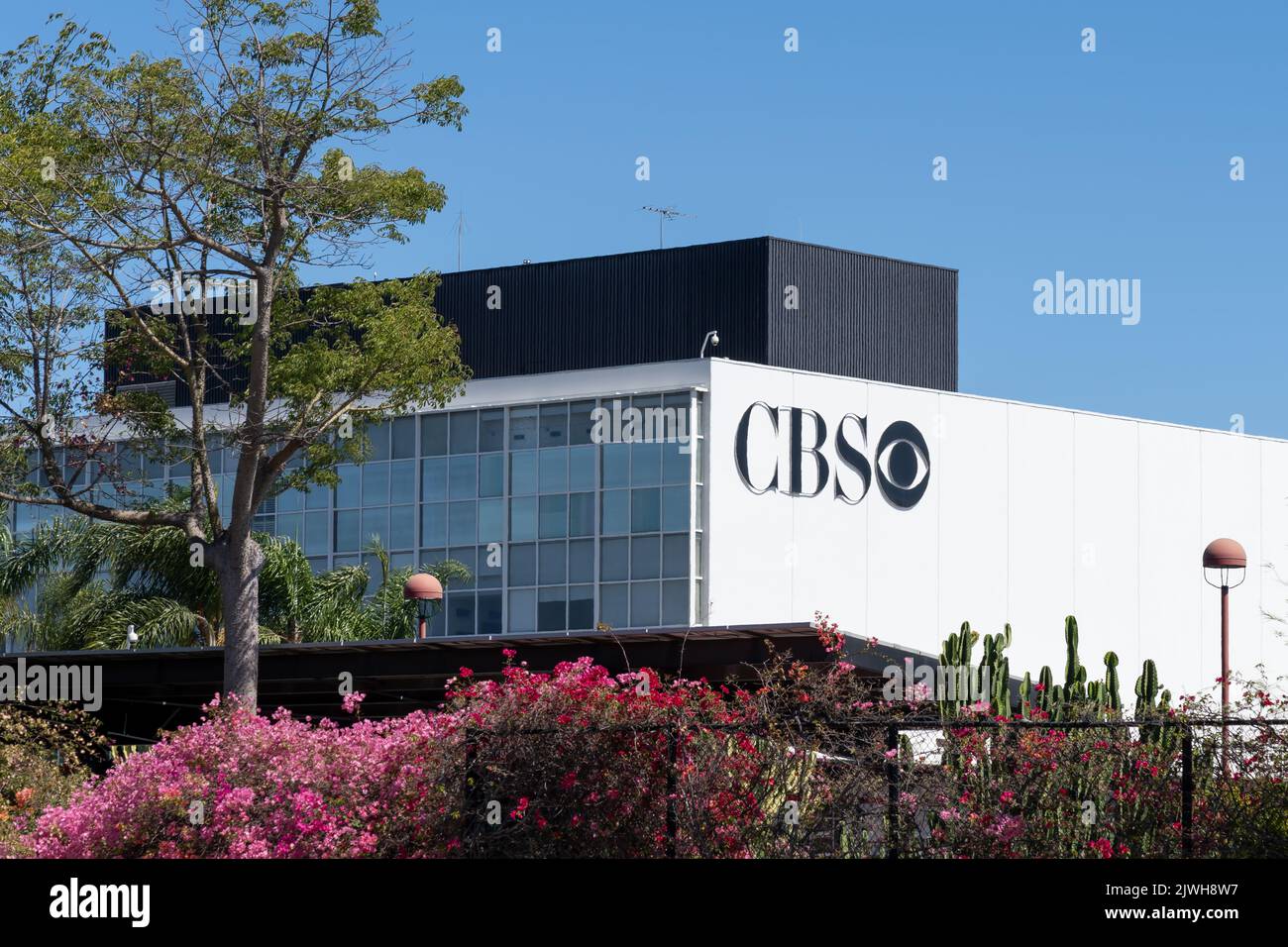 Los Angeles, Ca, USA - 6. Juli 2022: Nahaufnahme des CBS-Logos auf dem Gebäude in der CBS Television City in Los Angeles, CA, USA. Stockfoto