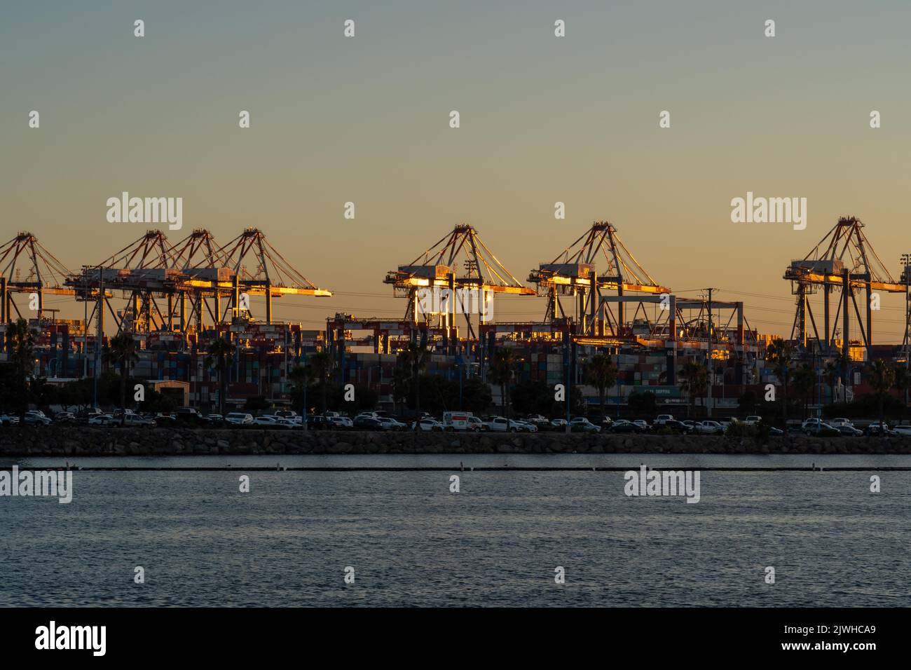 San Pedro, LA, Kalifornien, CA, USA - 10. Juli 2022: Blick auf den Hafen von Los Angeles und das Containerterminal nach Sonnenuntergang. Stockfoto