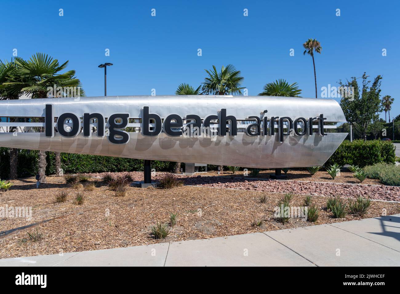 Long Beach, Kalifornien, CA, USA - 10. Juli 2022: Schild zum Flughafen Long Beach wird gezeigt. Stockfoto