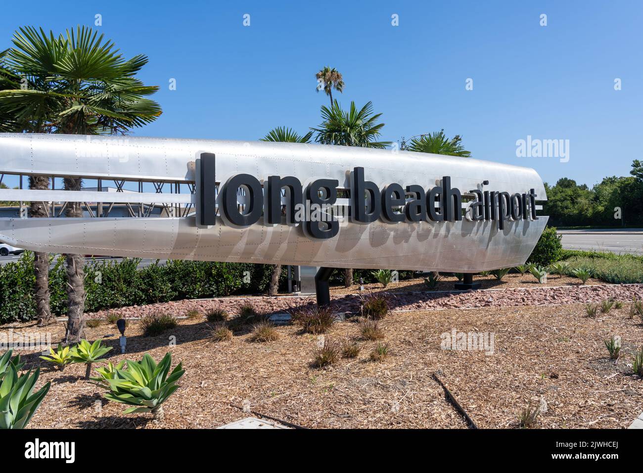 Long Beach, Kalifornien, CA, USA - 10. Juli 2022: Schild zum Flughafen Long Beach wird gezeigt. Stockfoto