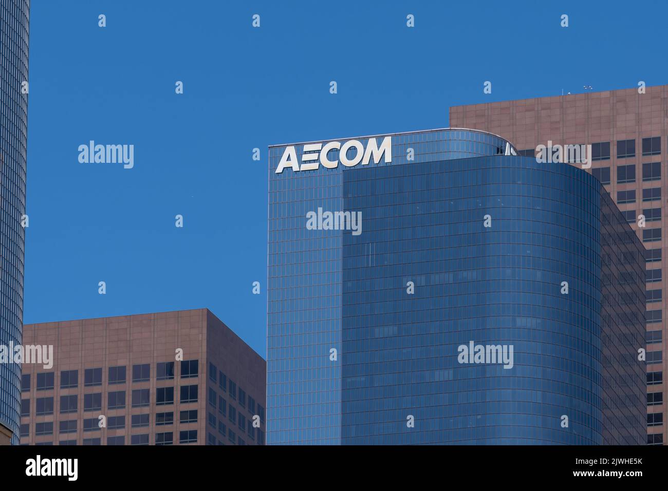 Los Angeles, CA, USA - 11. Juli 2022: AECOM-Bürogebäude in der Innenstadt von Los Angeles. Stockfoto
