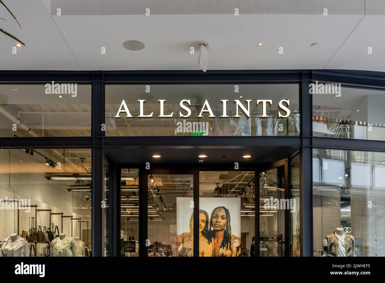 Los Angeles, CA, USA - 11. Juli 2022: Ein AllSaints-Laden in der Westfield Century City Mall in Los Angeles, CA, USA. Stockfoto