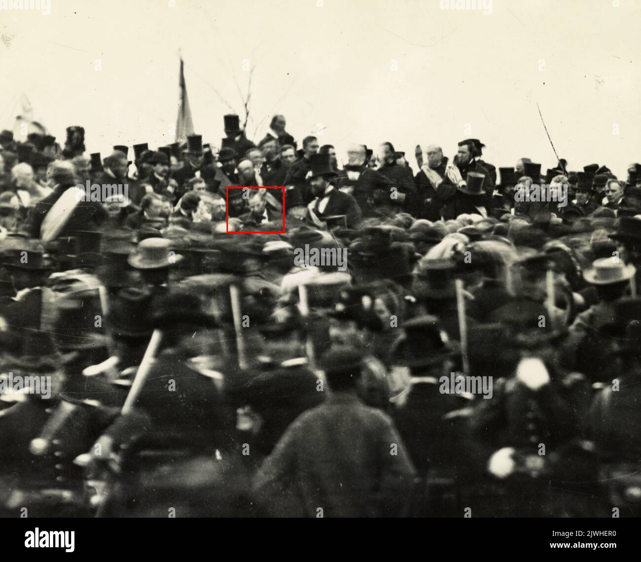 Präsident Abraham Lincoln (rot hervorgehoben) am 19. November 1863 in Gettysburg. Etwa drei Stunden später hielt er die Gettysburg-Rede, eine der bekanntesten Reden der amerikanischen Geschichte. Siehe Bild 2JWHER1 für dieses Bild ohne das rote Markierungsfeld. Stockfoto