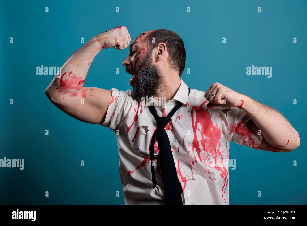 Flexes her biceps -Fotos und -Bildmaterial in hoher Auflösung – Alamy