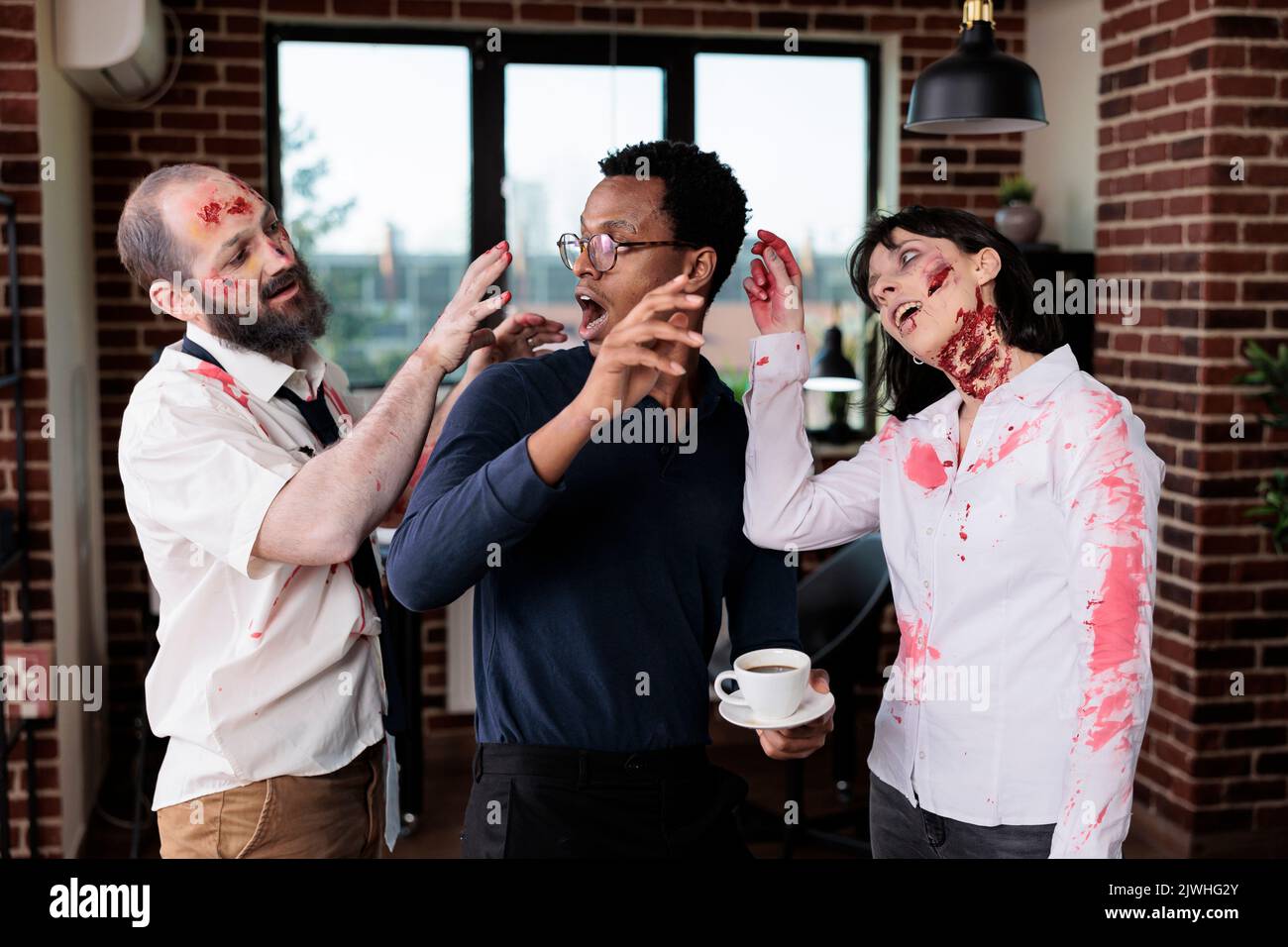 Schreckliche grausame Zombies, die den Mann im Büro angreifen, Angst haben und Angst haben, dass das Gehirn Monster bei der Arbeit frisst. Aggressive Teufelsleichen jagen verängstigten Geschäftsmann, mit schrecklichen gruseligen Narben. Stockfoto