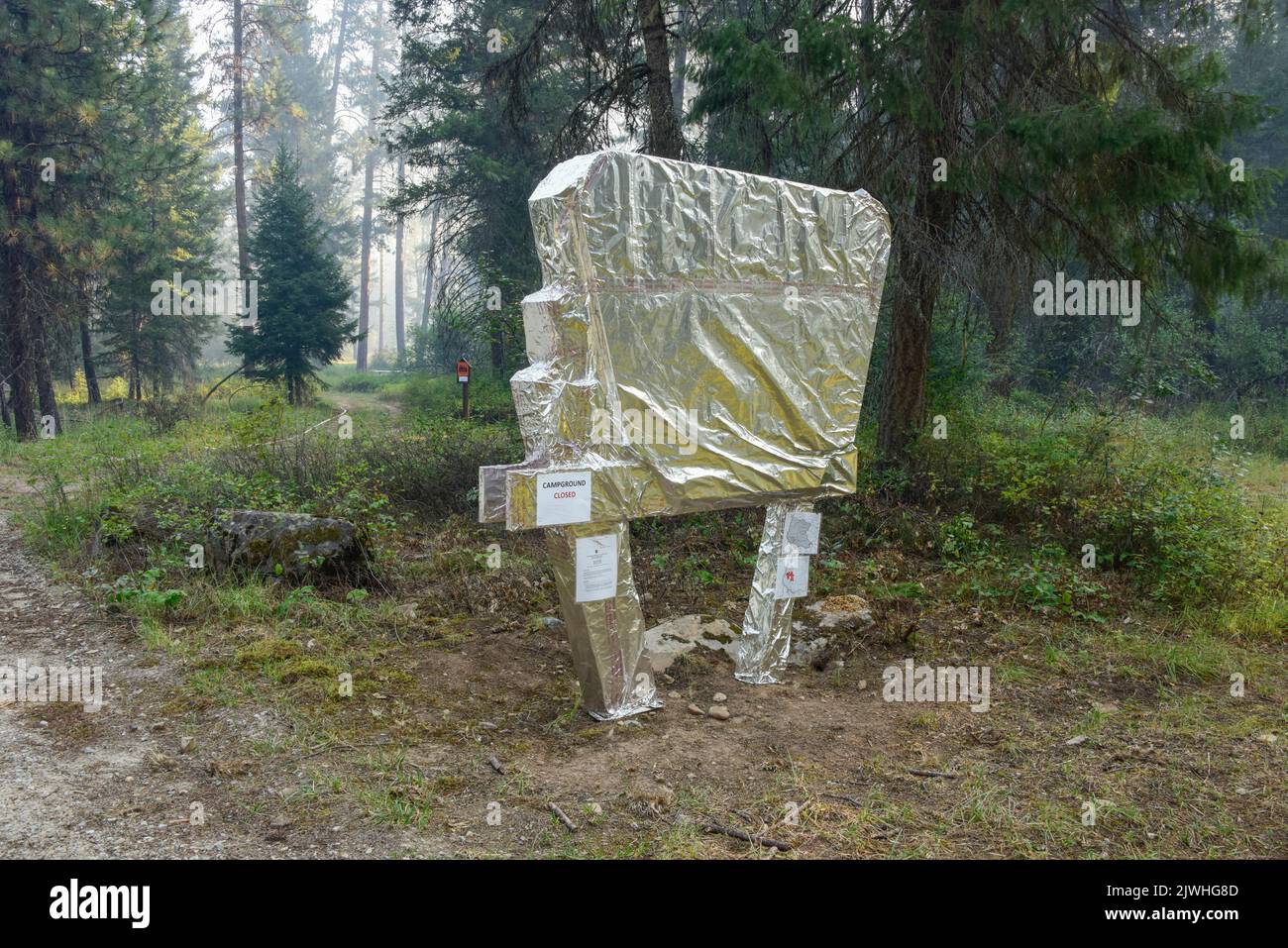 Strukturen, die in eine Schutzfolie eingewickelt sind, um Waldbrandschäden zu widerstehen, Selway River, Idaho, USA Stockfoto