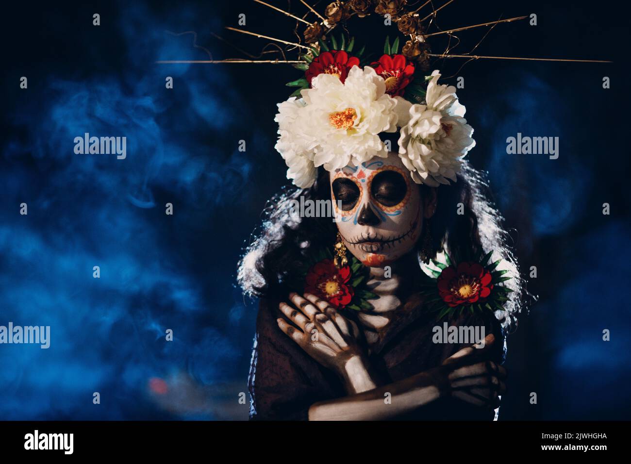 Frau mit mexikanischem Totenkopf halloween Make-up auf dem Gesicht. Tag der Toten alias Dia de los Muertos und halloween-Konzept. Stockfoto