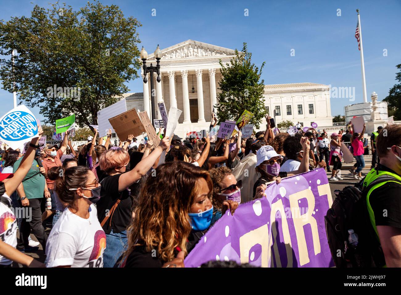 Während der Marsch-Kundgebung für Abtreibungsrichter der Frauen marschieren Demonstranten am Obersten Gerichtshof vorbei. Die Demonstranten forderten die US-Regierung auf, die reproduktiven Rechte von Frauen und den Zugang zu Abtreibungen landesweit zu schützen. Bundesweit fanden am 2. Oktober mehr als 600 Satellitenproteste statt. Die Ereignisse waren zum Teil eine Reaktion auf restriktive Anti-Abtreibungsgesetze, die kürzlich in Texas und Mississippi verabschiedet wurden, und die Weigerung des Obersten Gerichtshofs, das Gesetz von Texas niederzuschlagen. Stockfoto