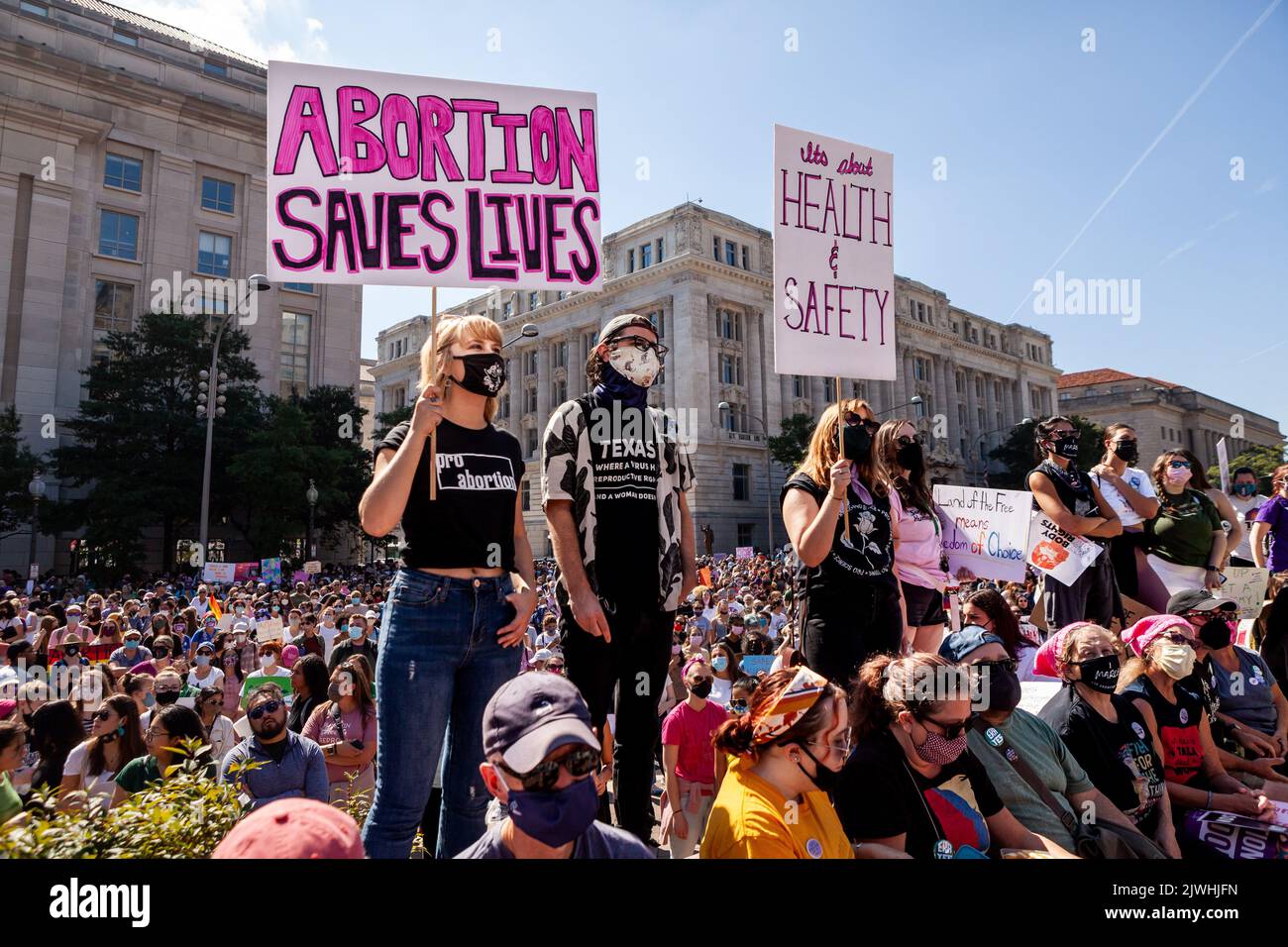 Washington, Usa. 02. Oktober 2021. Rund 25.000 Menschen nahmen an der Marsch-Kundgebung für Abtreibungsjustiz für Frauen Teil. Die Demonstranten forderten die US-Regierung auf, die reproduktiven Rechte von Frauen und den Zugang zu Abtreibungen landesweit zu schützen. Bundesweit fanden am 2. Oktober mehr als 600 Satellitenproteste statt. Die Ereignisse waren zum Teil eine Reaktion auf restriktive Anti-Abtreibungsgesetze, die kürzlich in Texas und Mississippi verabschiedet wurden, und die Weigerung des Obersten Gerichtshofs, das Gesetz von Texas niederzuschlagen. (Foto von Allison Bailey/SOPA Images/Sipa USA) Quelle: SIPA USA/Alamy Live News Stockfoto