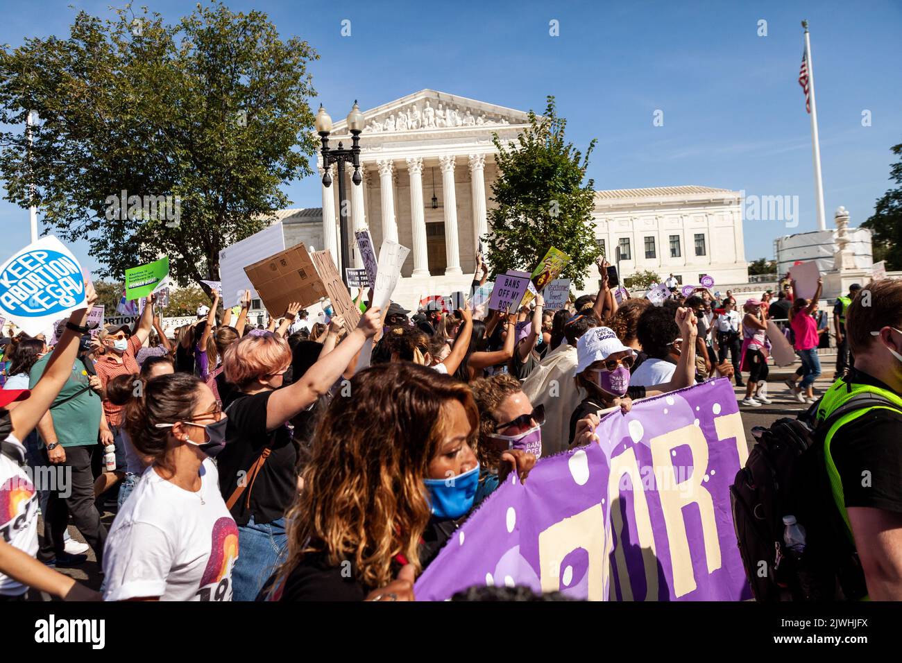 Washington, Usa. 02. Oktober 2021. Während der Marsch-Kundgebung für Abtreibungsrichter der Frauen marschieren Demonstranten am Obersten Gerichtshof vorbei. Die Demonstranten forderten die US-Regierung auf, die reproduktiven Rechte von Frauen und den Zugang zu Abtreibungen landesweit zu schützen. Bundesweit fanden am 2. Oktober mehr als 600 Satellitenproteste statt. Die Ereignisse waren zum Teil eine Reaktion auf restriktive Anti-Abtreibungsgesetze, die kürzlich in Texas und Mississippi verabschiedet wurden, und die Weigerung des Obersten Gerichtshofs, das Gesetz von Texas niederzuschlagen. (Foto von Allison Bailey/SOPA Images/Sipa USA) Quelle: SIPA USA/Alamy Live News Stockfoto