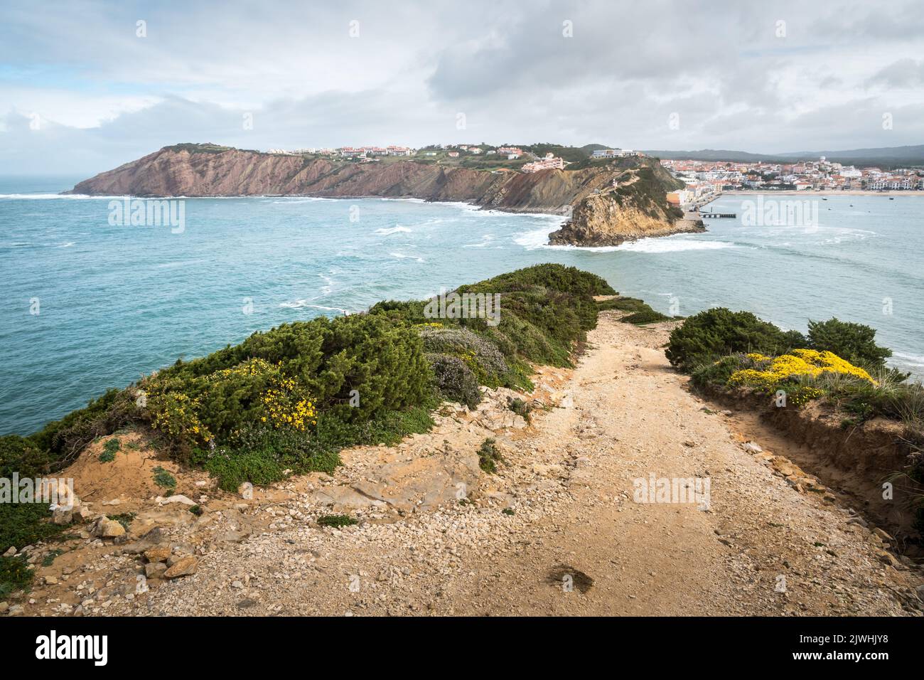 Die Insel der Gemeinde Nazare in Portugal von der Insel gegenüber genommen Stockfoto