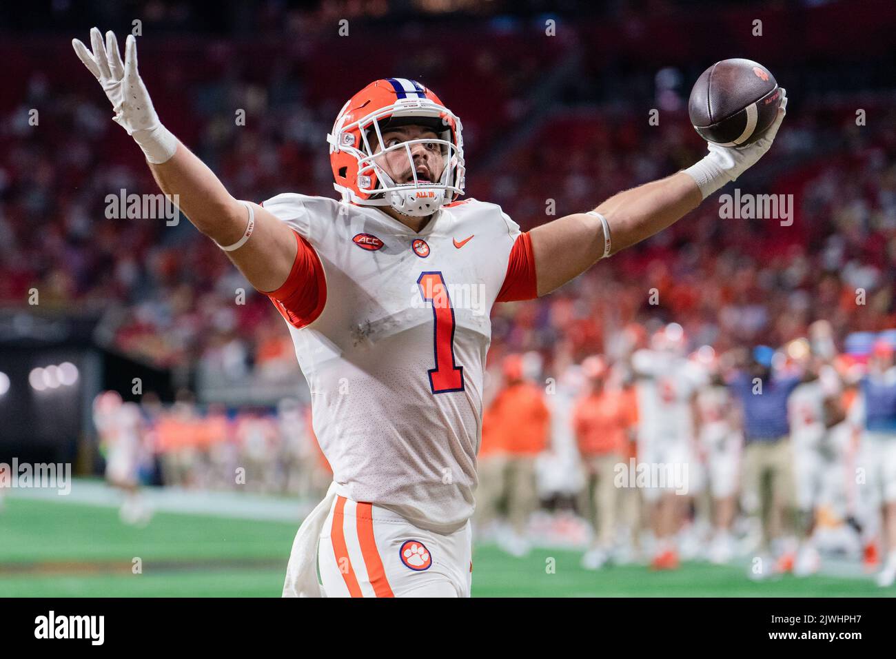 Atlanta, Georgia. 5. September 2022, Clemson Tigers läuft zurück will Shipley (1) reagiert nach einem Touchdown während des NCAA College Football Chick-fil-A Kickoff-Spiels zwischen den Georgia Tech Yellow Jackets und den Clemson Tigers am Montag, 5. September 2022 im Mercedes-Benz Stadium in Atlanta, Georgia. Jacob Kupferman/CSM Credit: CAL Sport Media/Alamy Live News Stockfoto