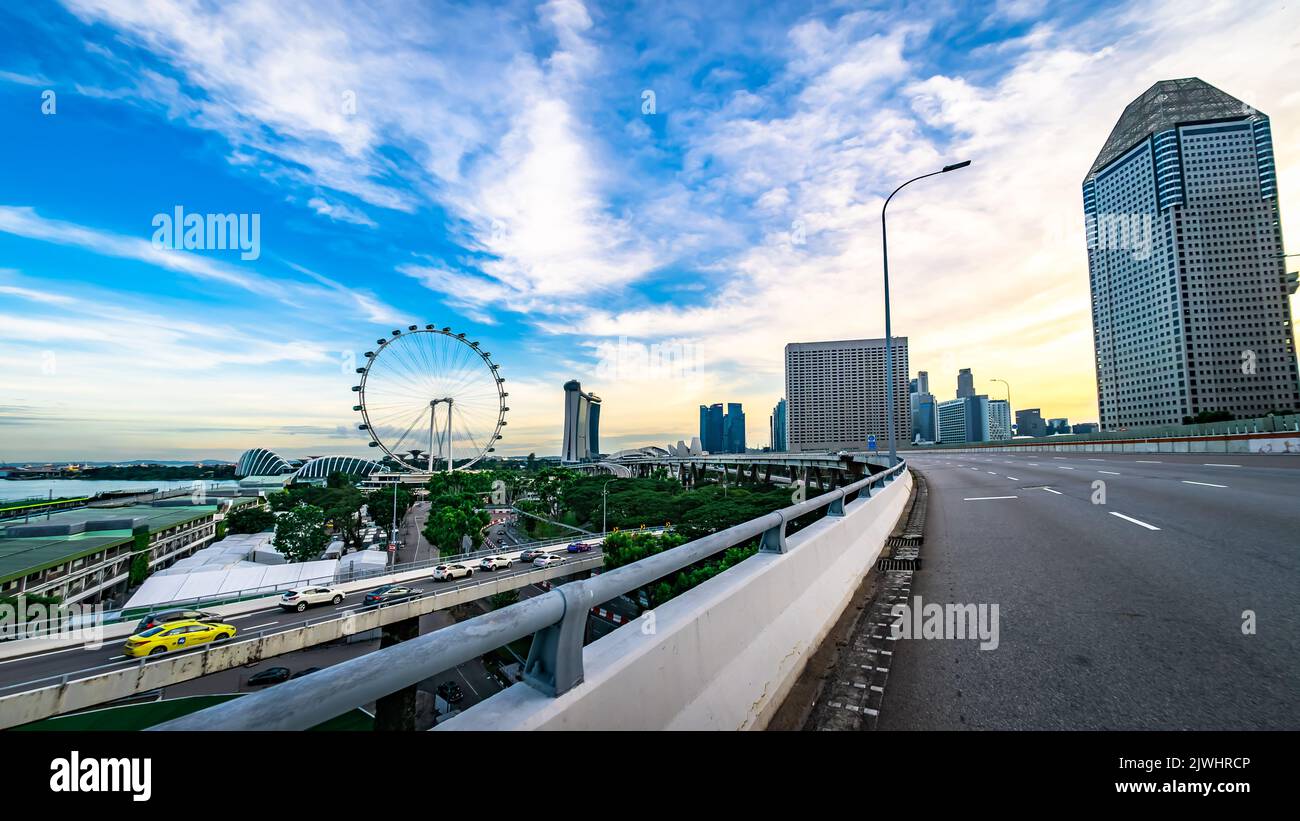 Skyline von Singapur, wenn Sie während des Sonnenuntergangs entlang der Benjamin Shears Bridge fahren. Stockfoto