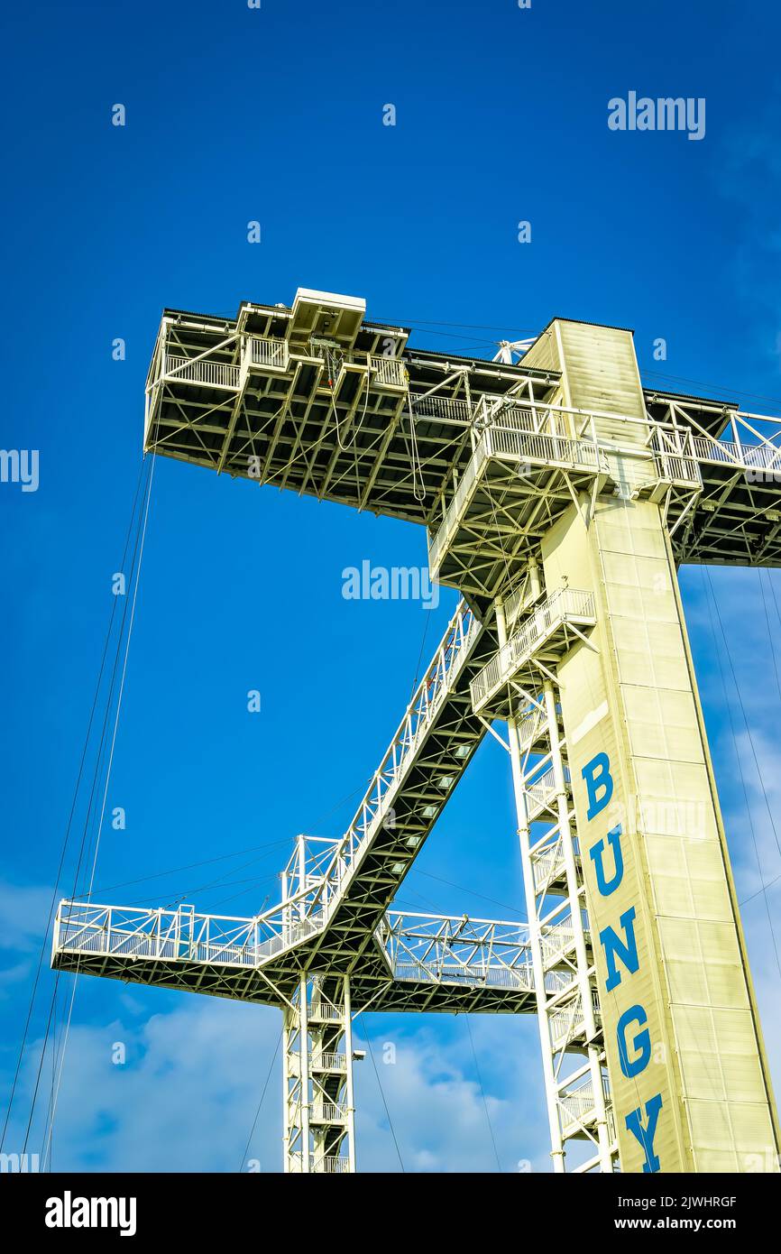 Bungee-Sprung vom 50 Meter hohen Skypark Sentosa Bungy Tower in Singapur. Stockfoto