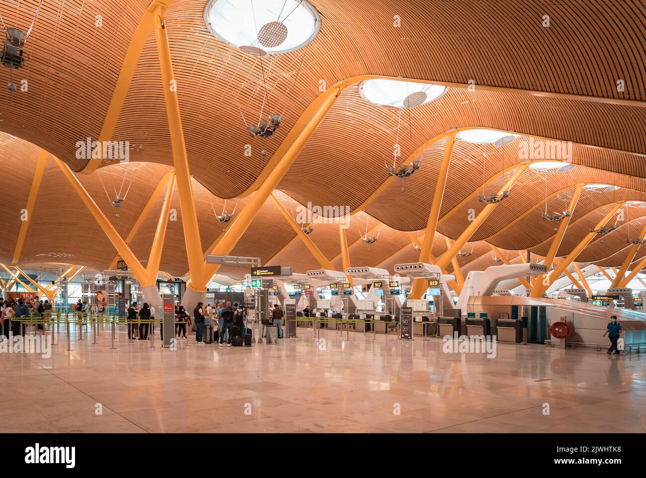 Madrid, Spanien - 28. Juni 2021: Moderne Architektur in einem Terminal im internationalen Flughafen Madrid, Aeropuerto Madrid Barajas, MAD, COVID travel Stockfoto