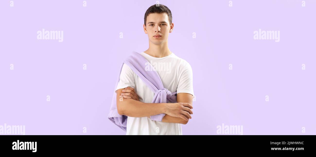 Teenager-Junge in T-Shirt auf lila Hintergrund Stockfoto