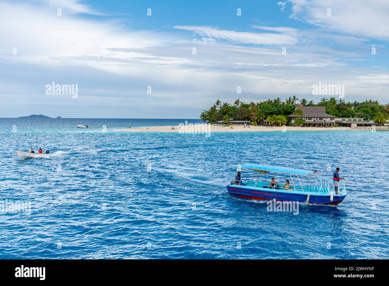 Kleine Boote, die Touristen von der Yasawa Flyer Island Ferry zum Beachcomber Resort, Yasawa Islands Fiji transportieren Stockfoto