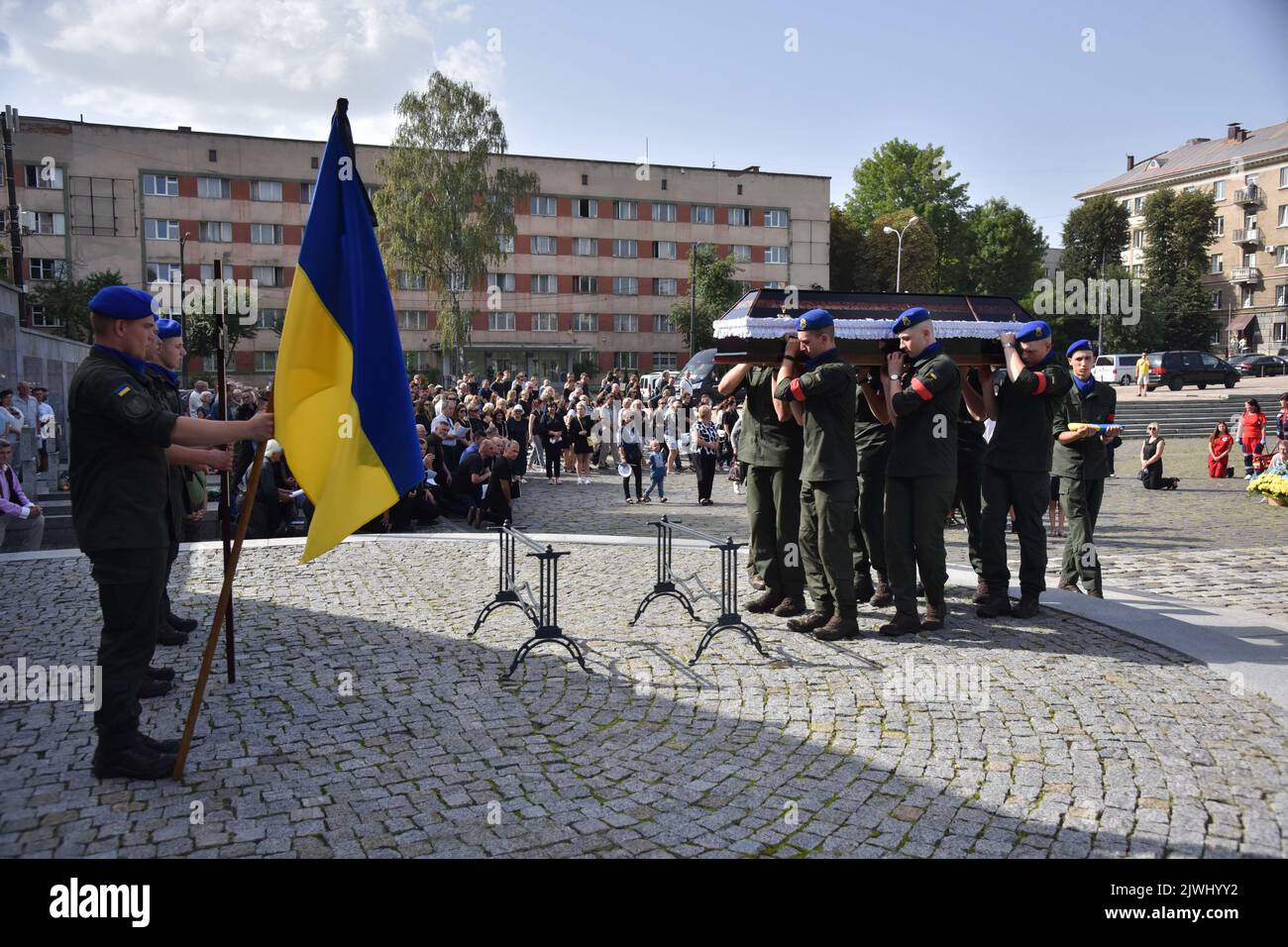 Lviv, Ukraine. 24. August 2022. Soldaten der Nationalgarde der Ukraine tragen den Sarg mit dem Leichnam von Mykhailo Gamkalo, der infolge der russischen Militärinvasion in die Ukraine gestorben ist. In Lemberg sagten sie dem Verteidiger der Ukraine, Oberleutnant Mykhailo Gamkalo, Auf Wiedersehen. Er starb an schweren Verletzungen durch Artillerie und Mörser, die von den russischen Besatzungstruppen abgefeuert wurden. Vor dem militärischen Einmarsch Russlands in die Ukraine am 24. Februar arbeitete er in den nach Franko benannten Tourismusabteilungen der LNU und in Dublyany (LNAU) - außerordentlicher Professor, Kandidat der Geowissenschaften, war Stockfoto