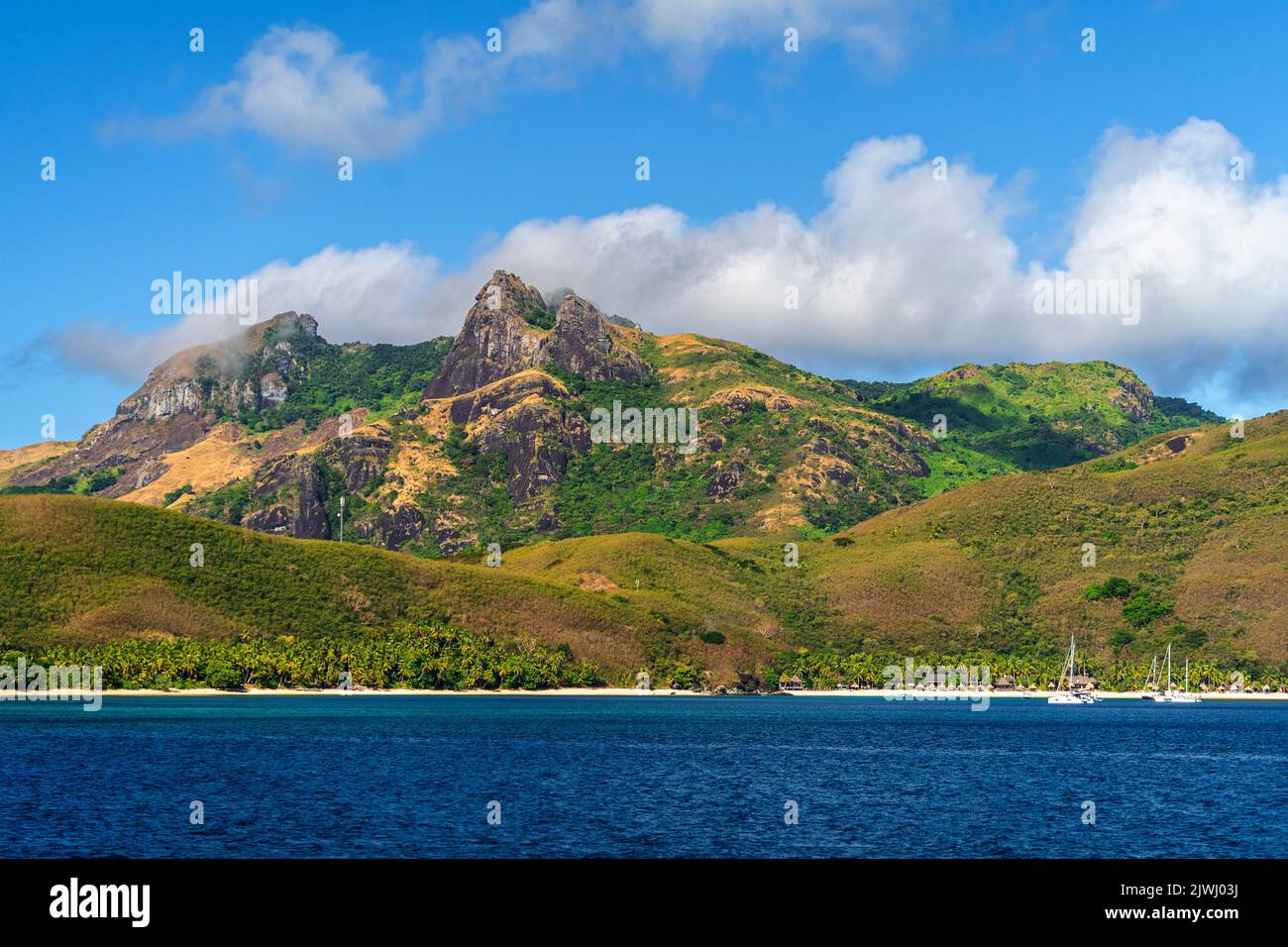 Zerklüftete bergige vulkanische Gipfel der Waya Island, Yasawa Islands, Fidschi Stockfoto