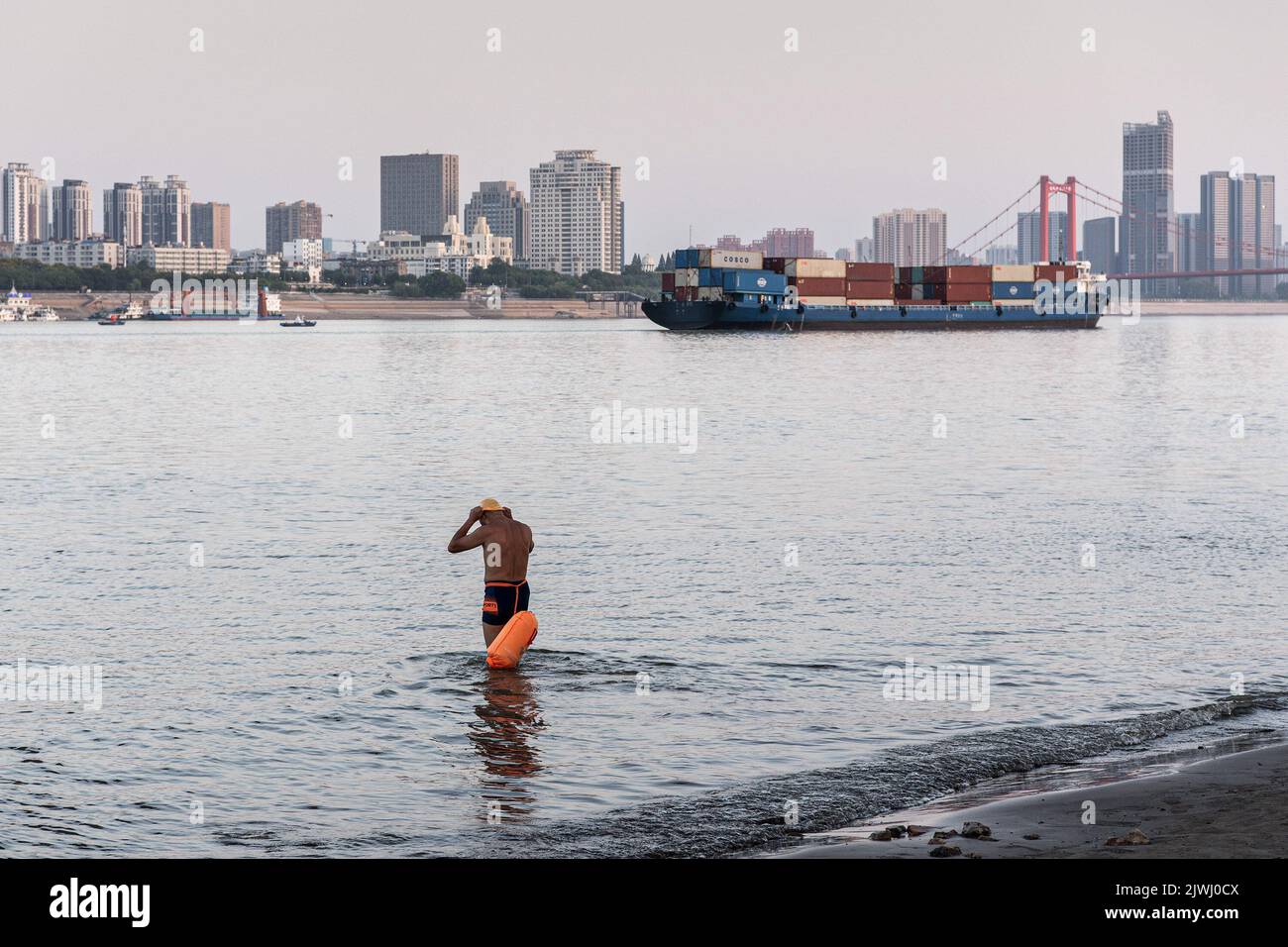 Wuhan, China. 05. September 2022. Ein Schwimmer am Fluss Jangtse gesehen. Eine Hitzewelle traf China im Sommer und beeinflussten die Nahrungsmittelproduktion, Fabriken, Stromversorgungen und den Transport erheblich. Die Hitzewelle hat auch den längsten Fluss Asiens, das Yangtse-Flussbecken, beeinflusst, was dazu führte, dass sein Wasserstand als der niedrigste seit Beginn der hydrologischen Aufzeichnungen im Jahr 1865 verzeichnet wurde. (Foto von Ren Yong/SOPA Images/Sipa USA) Quelle: SIPA USA/Alamy Live News Stockfoto