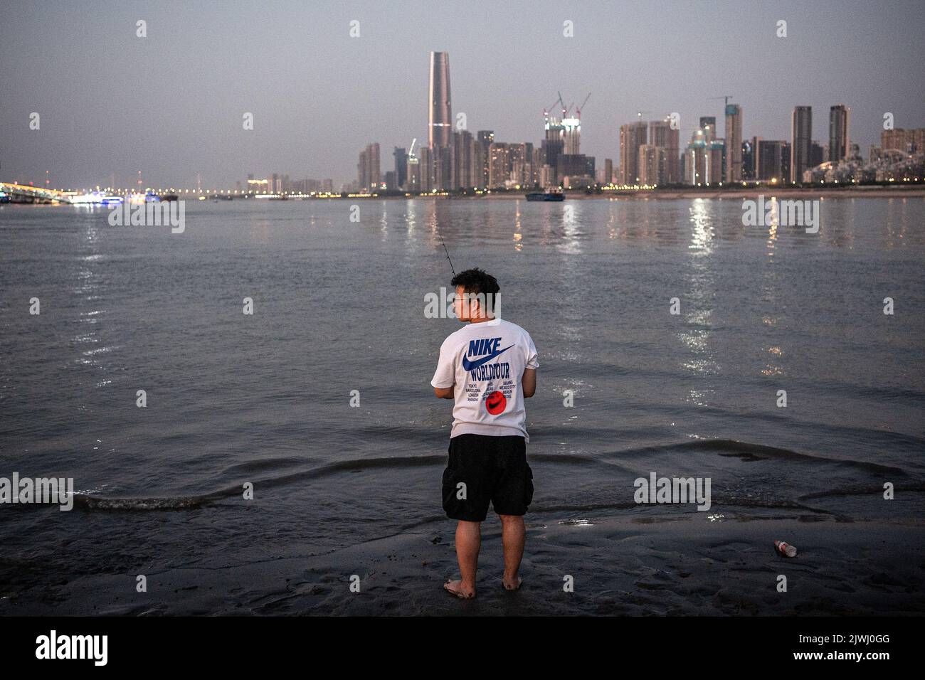Wuhan, China. 05. September 2022. Ein Mann sah die Fischerei an den exponierten Ufern des Jangtse-Flusses. Eine Hitzewelle traf China im Sommer und beeinflussten die Nahrungsmittelproduktion, Fabriken, Stromversorgungen und den Transport erheblich. Die Hitzewelle hat auch den längsten Fluss Asiens, das Yangtse-Flussbecken, beeinflusst, was dazu führte, dass sein Wasserstand als der niedrigste seit Beginn der hydrologischen Aufzeichnungen im Jahr 1865 verzeichnet wurde. (Foto von Ren Yong/SOPA Images/Sipa USA) Quelle: SIPA USA/Alamy Live News Stockfoto
