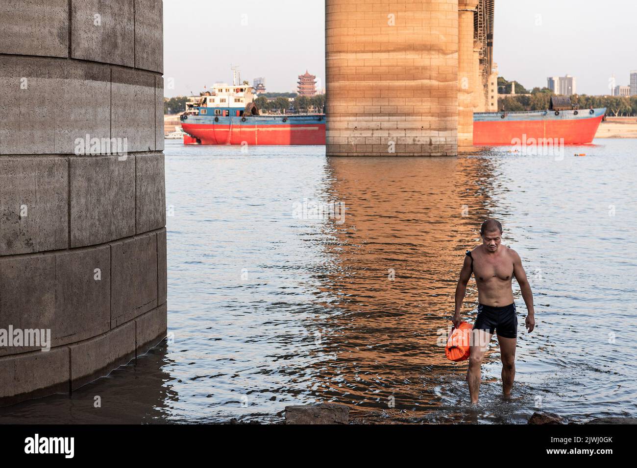 Wuhan, China. 05. September 2022. Ein Schwimmer am Fluss Jangtse gesehen. Eine Hitzewelle traf China im Sommer und beeinflussten die Nahrungsmittelproduktion, Fabriken, Stromversorgungen und den Transport erheblich. Die Hitzewelle hat auch den längsten Fluss Asiens, das Yangtse-Flussbecken, beeinflusst, was dazu führte, dass sein Wasserstand als der niedrigste seit Beginn der hydrologischen Aufzeichnungen im Jahr 1865 verzeichnet wurde. (Foto von Ren Yong/SOPA Images/Sipa USA) Quelle: SIPA USA/Alamy Live News Stockfoto