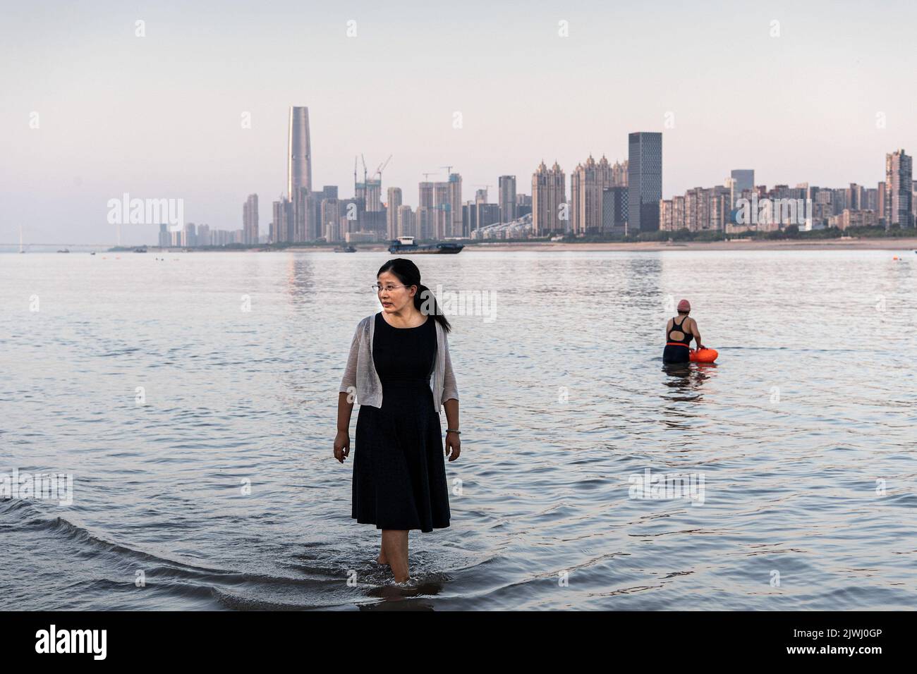 Wuhan, China. 05. September 2022. Am Jangtse-Fluss spielen Menschen. Eine Hitzewelle traf China im Sommer und beeinflussten die Nahrungsmittelproduktion, Fabriken, Stromversorgungen und den Transport erheblich. Die Hitzewelle hat auch den längsten Fluss Asiens, das Yangtse-Flussbecken, beeinflusst, was dazu führte, dass sein Wasserstand als der niedrigste seit Beginn der hydrologischen Aufzeichnungen im Jahr 1865 verzeichnet wurde. (Foto von Ren Yong/SOPA Images/Sipa USA) Quelle: SIPA USA/Alamy Live News Stockfoto