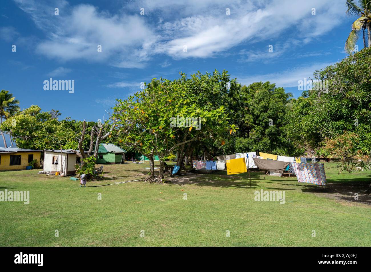 Kleidung hängt an der Schlange bei einer familiengeführten Gastfamilie im Dorf auf Nanuya Lailai Island, Yasawa Islands, Fidschi Stockfoto