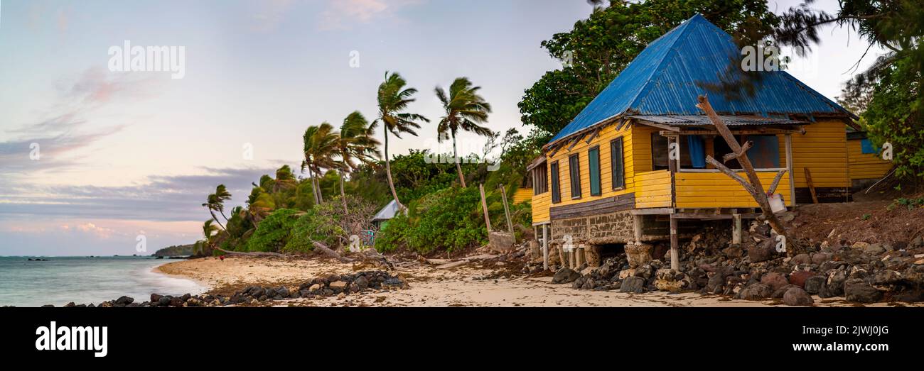 Gelbe Bungalows in einer familiengeführten Gastfamilie im Dorf auf der Nanuya Lailai Insel, Yasawa Inseln, Fidschi Stockfoto