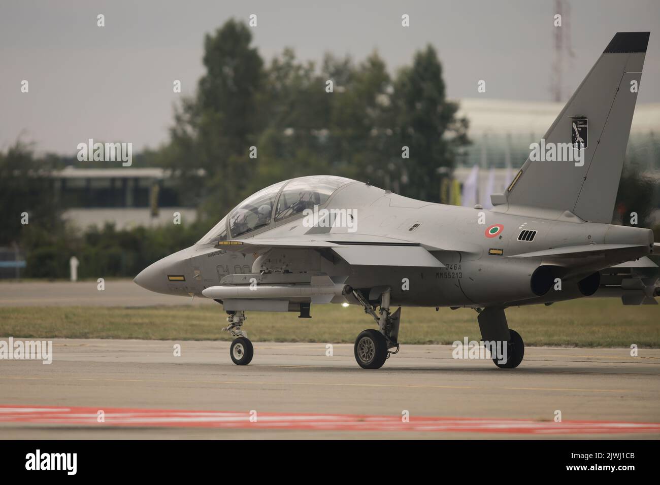 Bukarest, Rumänien - September 4, 2022:T-346A Leonardo / Alenia Airmacchi Military Jet Trainer auf dem Aurel Vlaicu Flughafen in Bukarest während eines Flugs Stockfoto